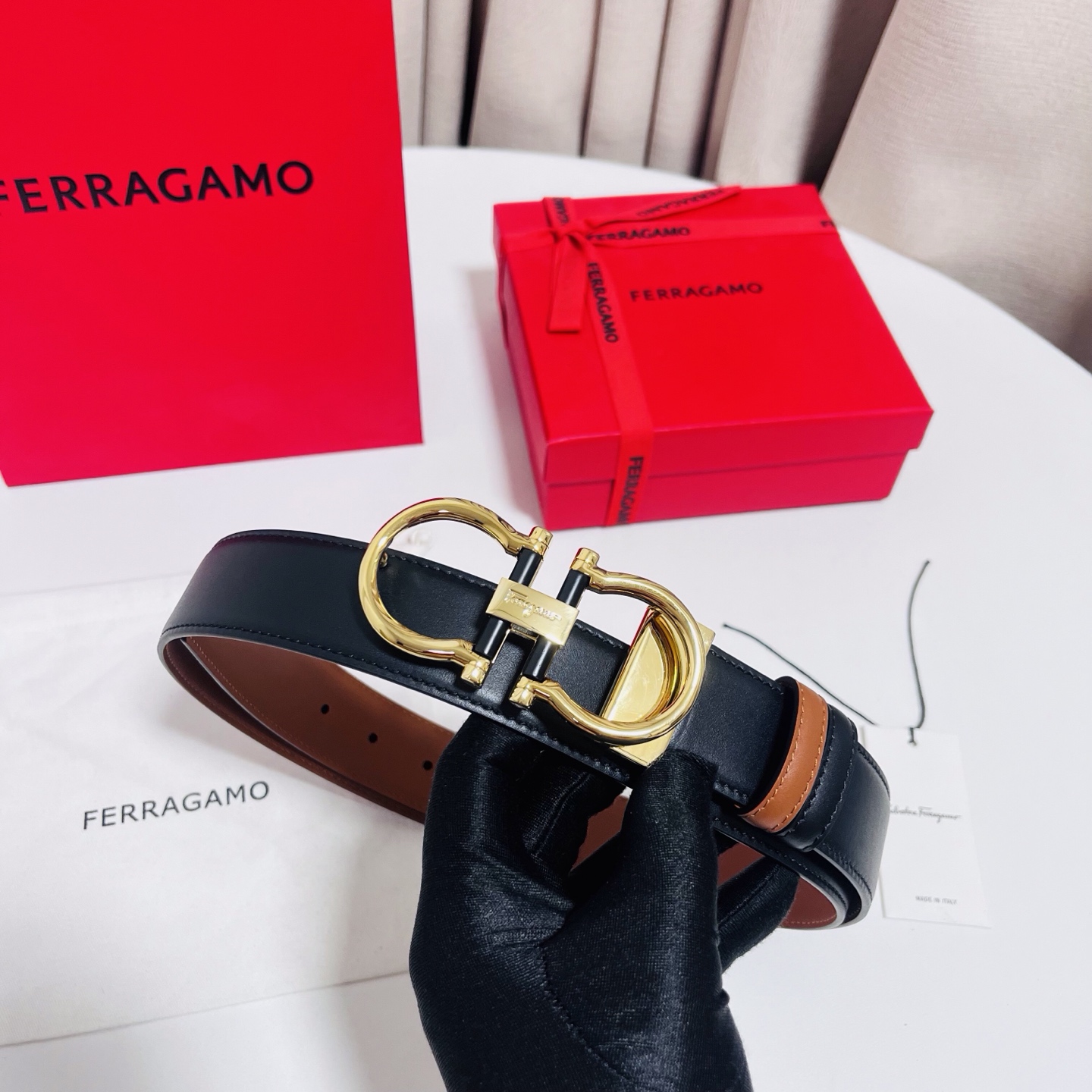 Ferragamo，菲拉格慕 ，宽度3.5cm 可双面使用 自行选择搭配 真材实料 很有质感 时尚经典不失风范  搭配精