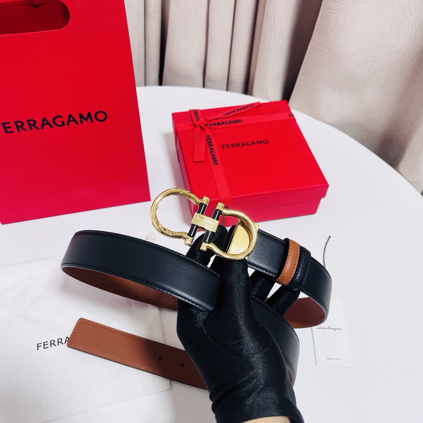 Ferragamo，菲拉格慕 ，宽度3.5cm 可双面使用 自行选择搭配 真材实料 很有质感 时尚经典不失风范  搭配精