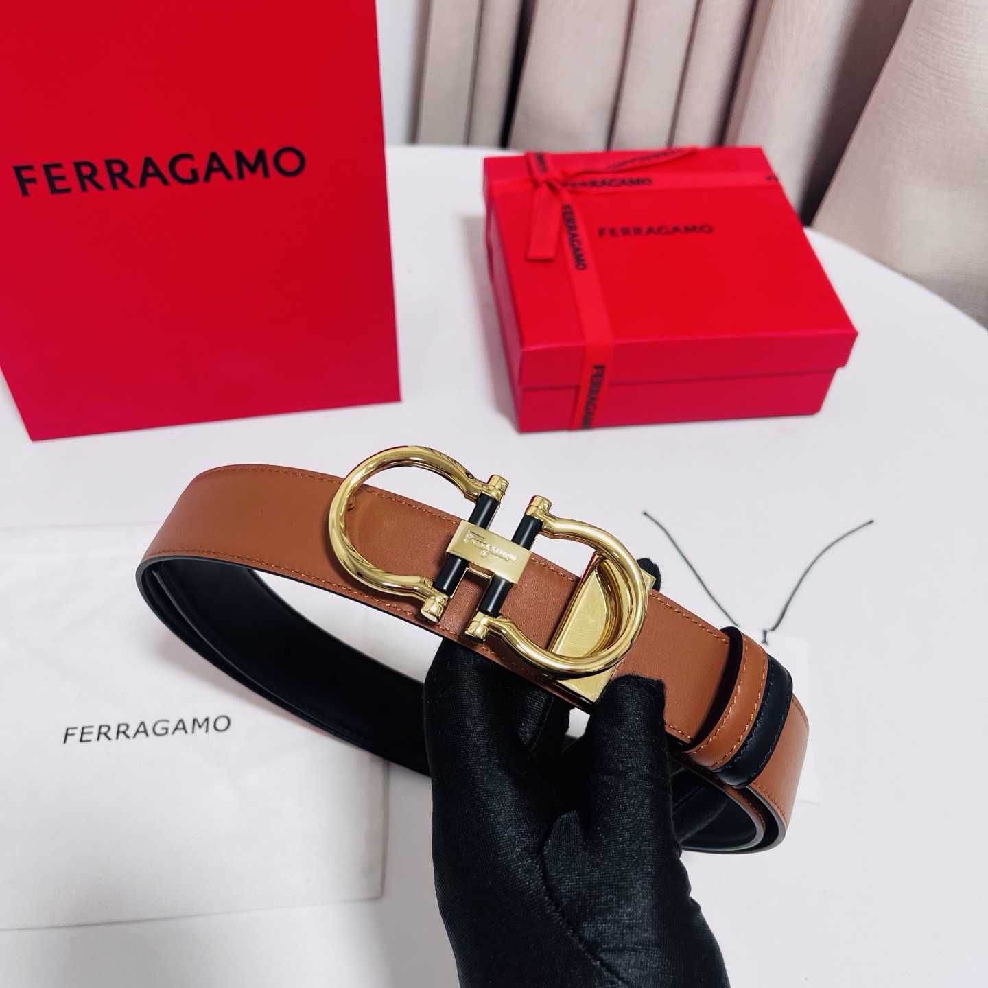 Ferragamo，菲拉格慕 ，宽度3.5cm 可双面使用 自行选择搭配 真材实料 很有质感 时尚经典不失风范  搭配精