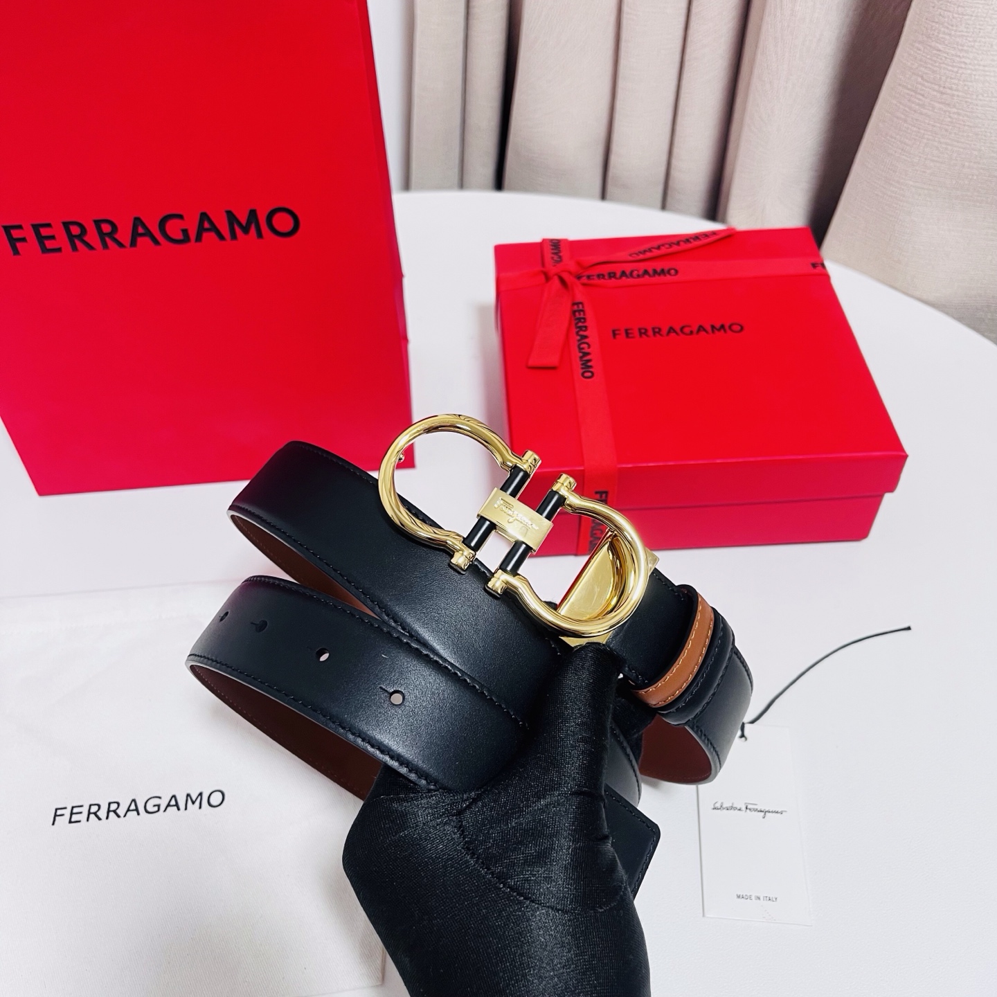 Ferragamo，菲拉格慕 ，宽度3.5cm 可双面使用 自行选择搭配 真材实料 很有质感 时尚经典不失风范  搭配精