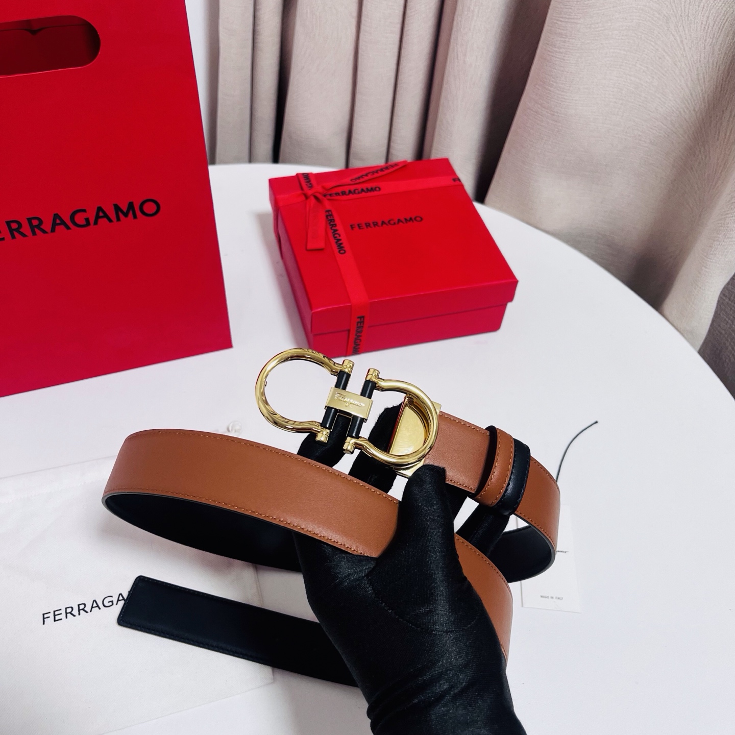 Ferragamo，菲拉格慕 ，宽度3.5cm 可双面使用 自行选择搭配 真材实料 很有质感 时尚经典不失风范  搭配精