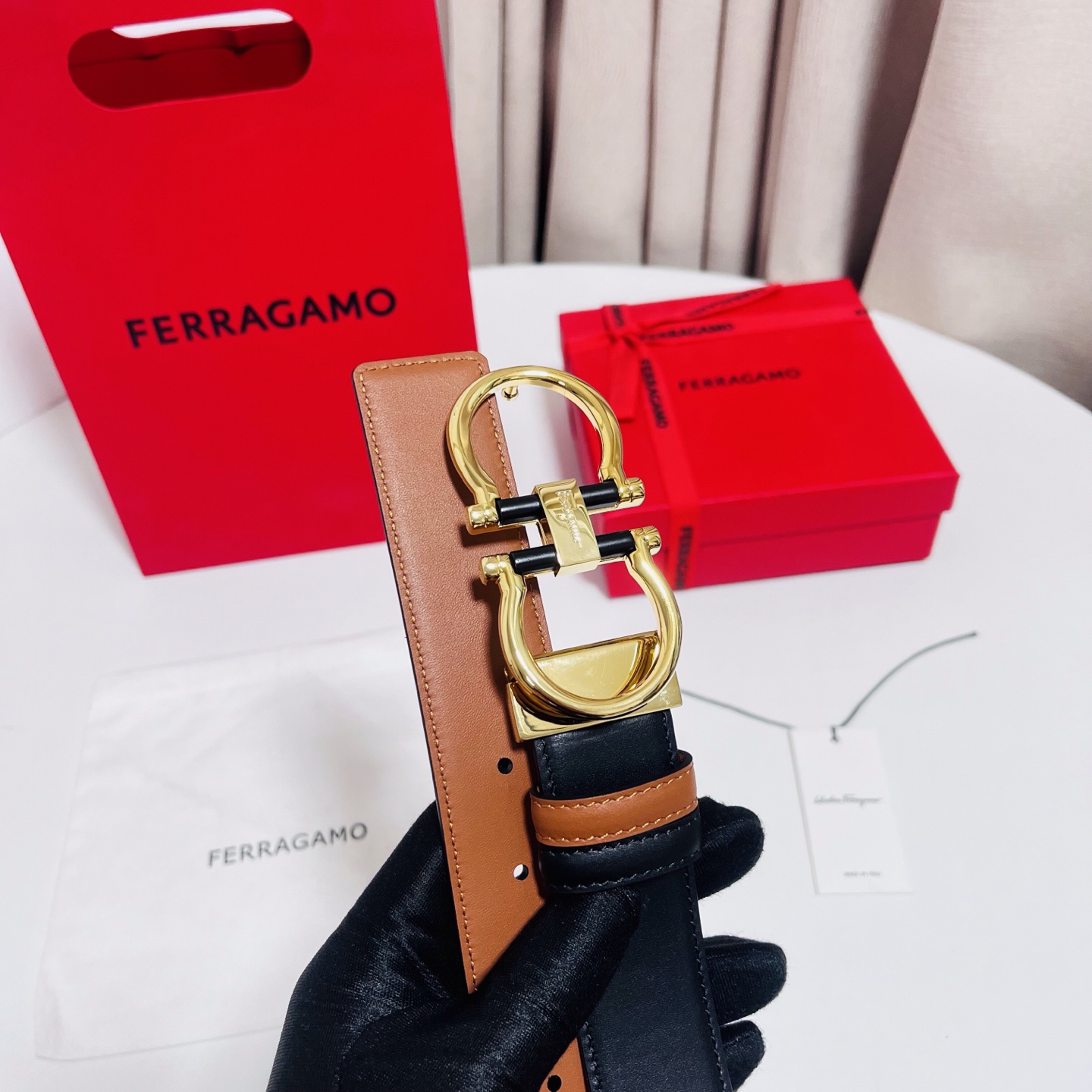 Ferragamo，菲拉格慕 ，宽度3.5cm 可双面使用 自行选择搭配 真材实料 很有质感 时尚经典不失风范  搭配精