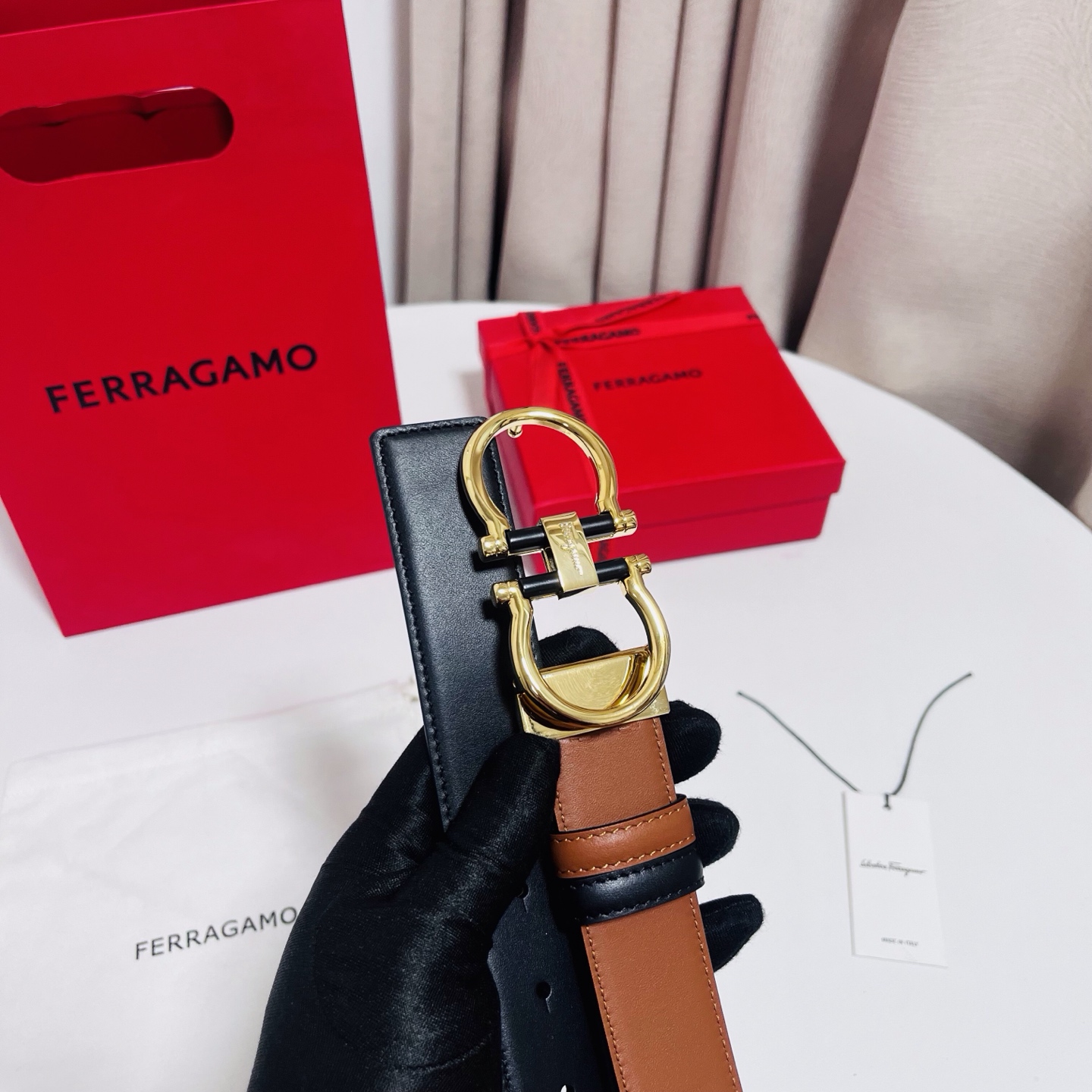 Ferragamo，菲拉格慕 ，宽度3.5cm 可双面使用 自行选择搭配 真材实料 很有质感 时尚经典不失风范  搭配精