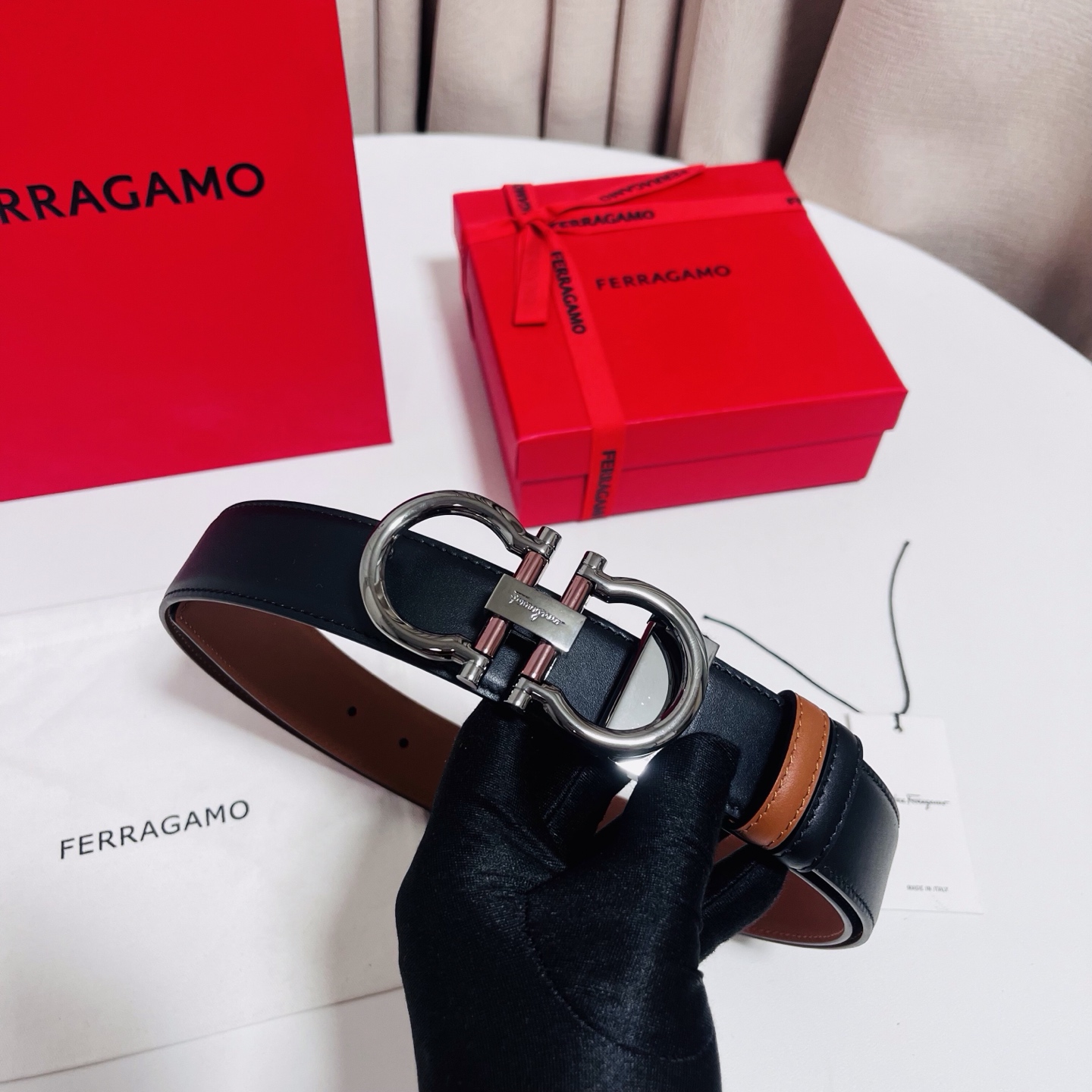 Ferragamo，菲拉格慕 ，宽度3.5cm 可双面使用 自行选择搭配 真材实料 很有质感 时尚经典不失风范  搭配精