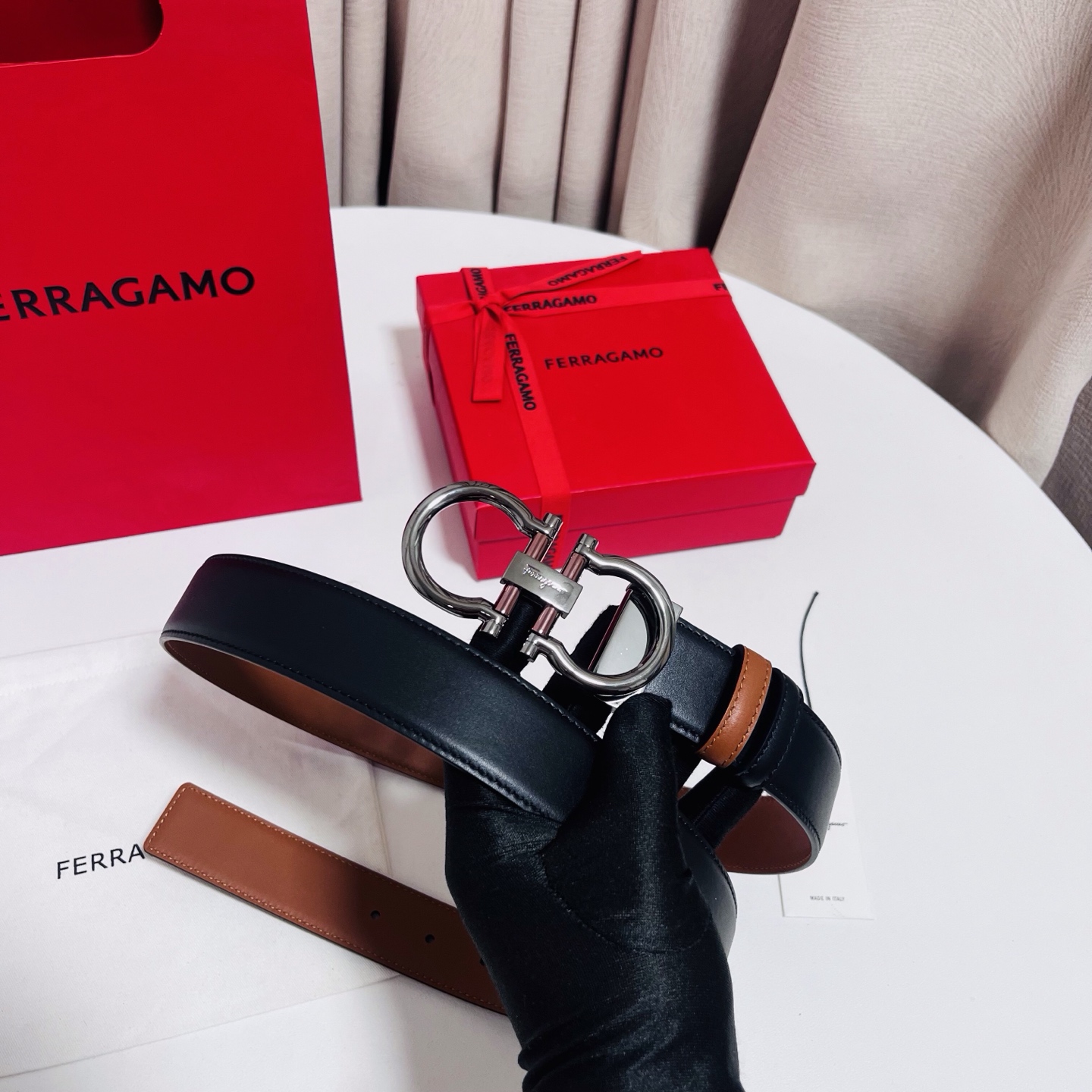 Ferragamo，菲拉格慕 ，宽度3.5cm 可双面使用 自行选择搭配 真材实料 很有质感 时尚经典不失风范  搭配精