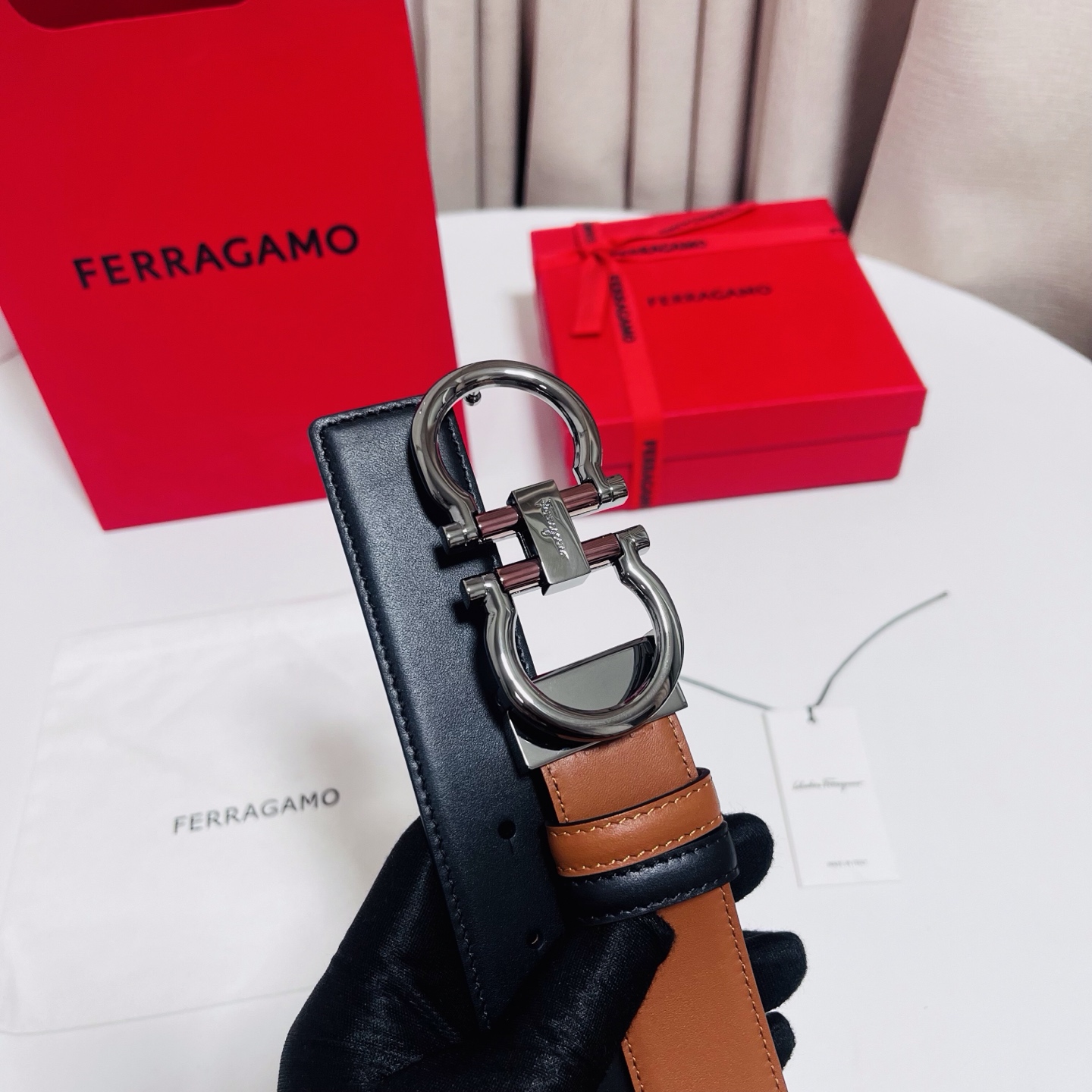 Ferragamo，菲拉格慕 ，宽度3.5cm 可双面使用 自行选择搭配 真材实料 很有质感 时尚经典不失风范  搭配精
