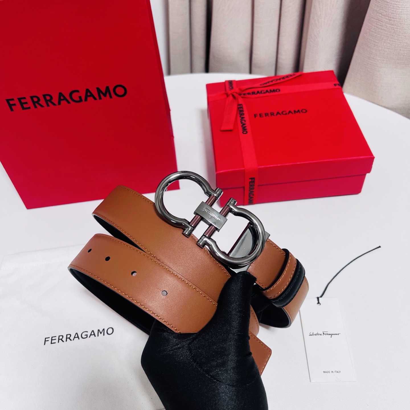 Ferragamo，菲拉格慕 ，宽度3.5cm 可双面使用 自行选择搭配 真材实料 很有质感 时尚经典不失风范  搭配精