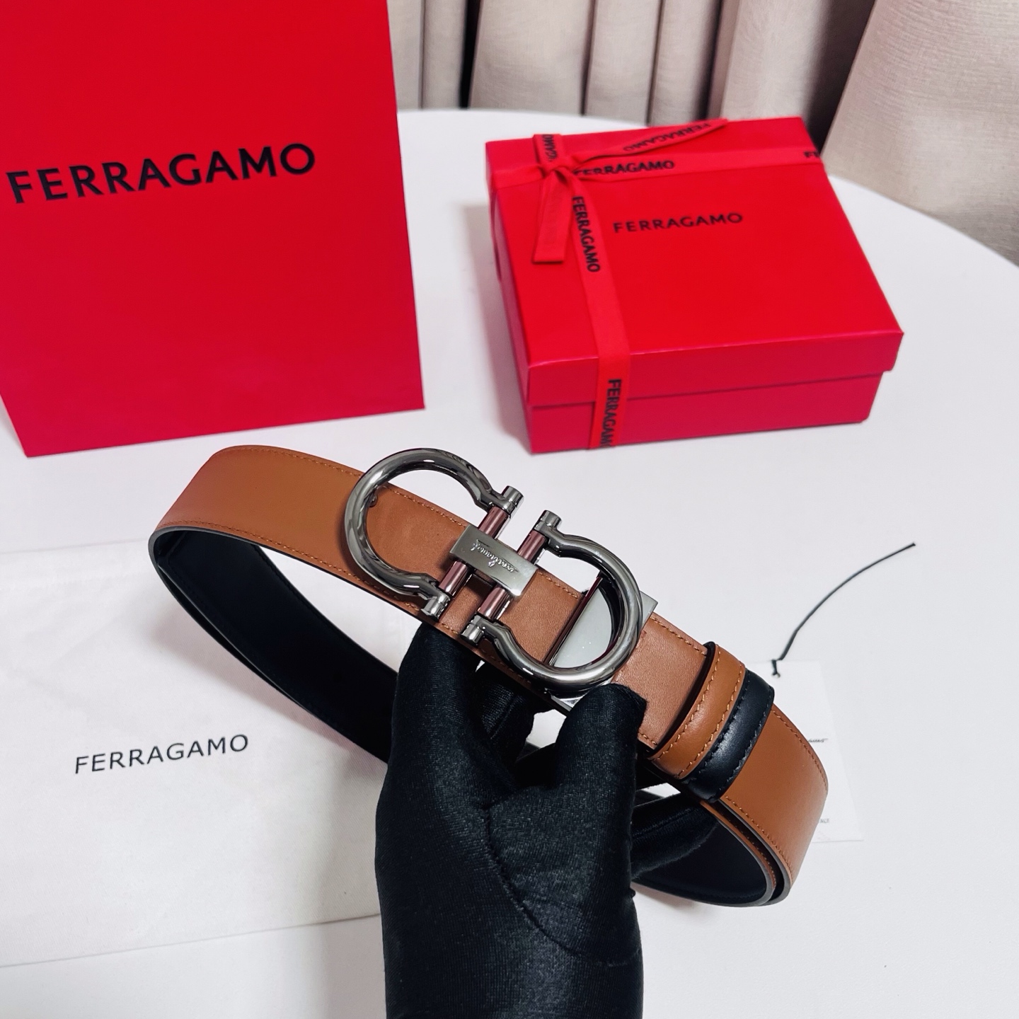 Ferragamo，菲拉格慕 ，宽度3.5cm 可双面使用 自行选择搭配 真材实料 很有质感 时尚经典不失风范  搭配精