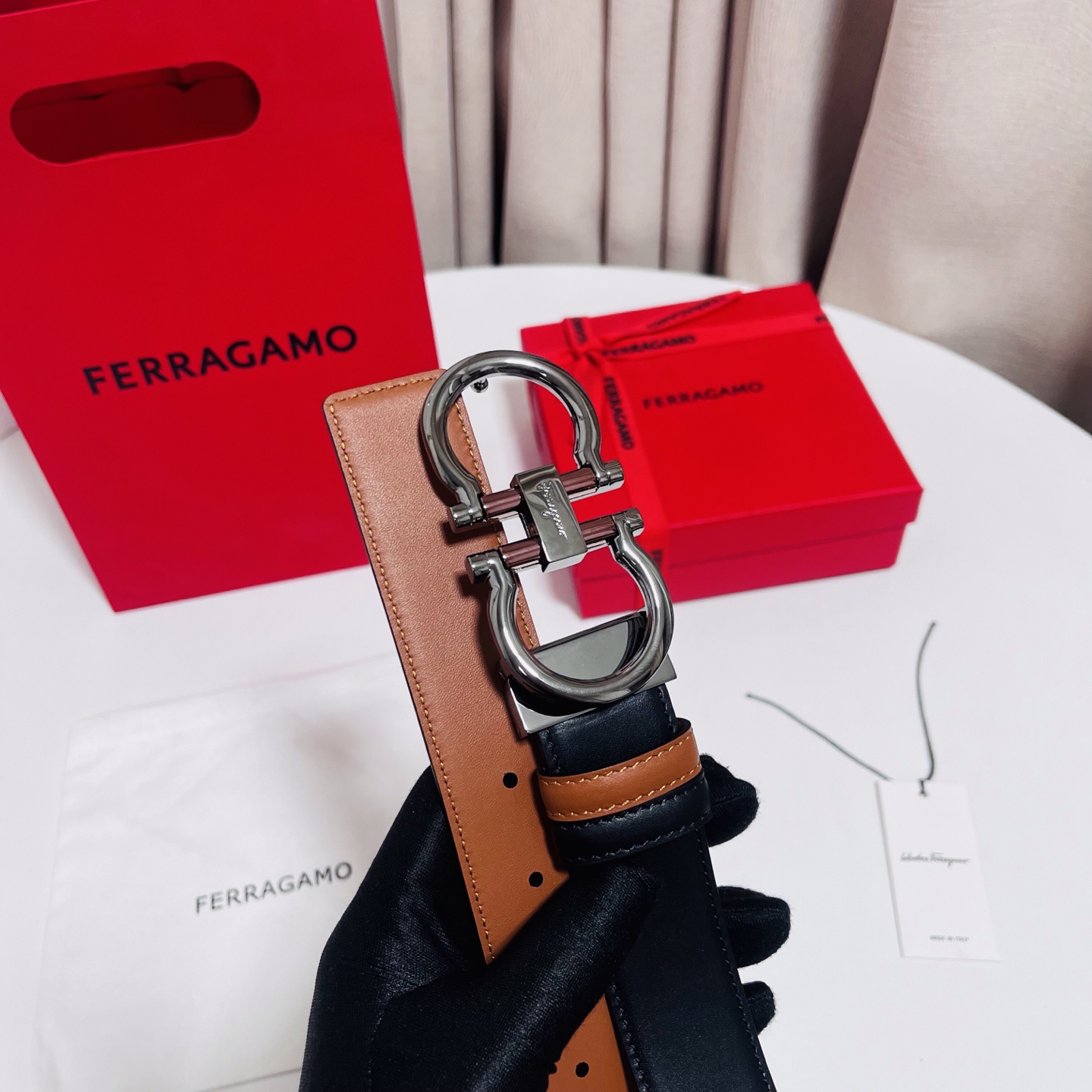 Ferragamo，菲拉格慕 ，宽度3.5cm 可双面使用 自行选择搭配 真材实料 很有质感 时尚经典不失风范  搭配精