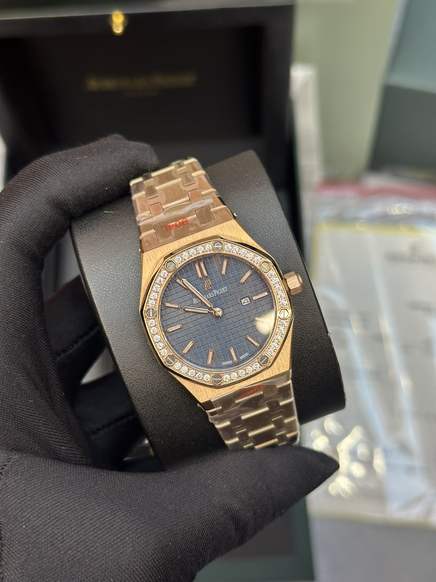 Luxury Watch: Royal Oak Model 67651OR with Swiss Stone Core, 33mm Diameter - 图片 2
