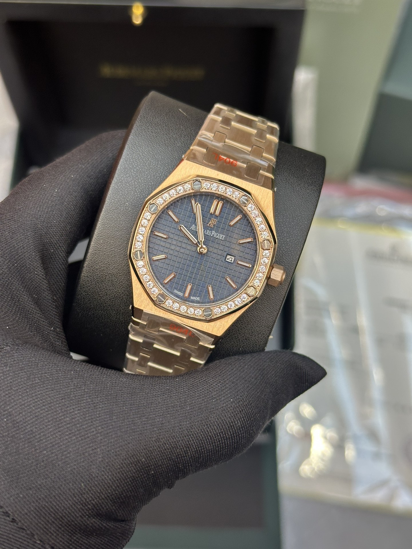 Luxury Watch: Royal Oak Model 67651OR with Swiss Stone Core, 33mm Diameter - 图片 3