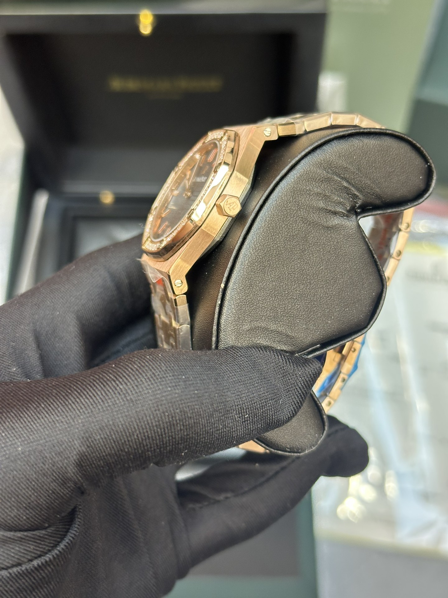 Luxury Watch: Royal Oak Model 67651OR with Swiss Stone Core, 33mm Diameter - 图片 4