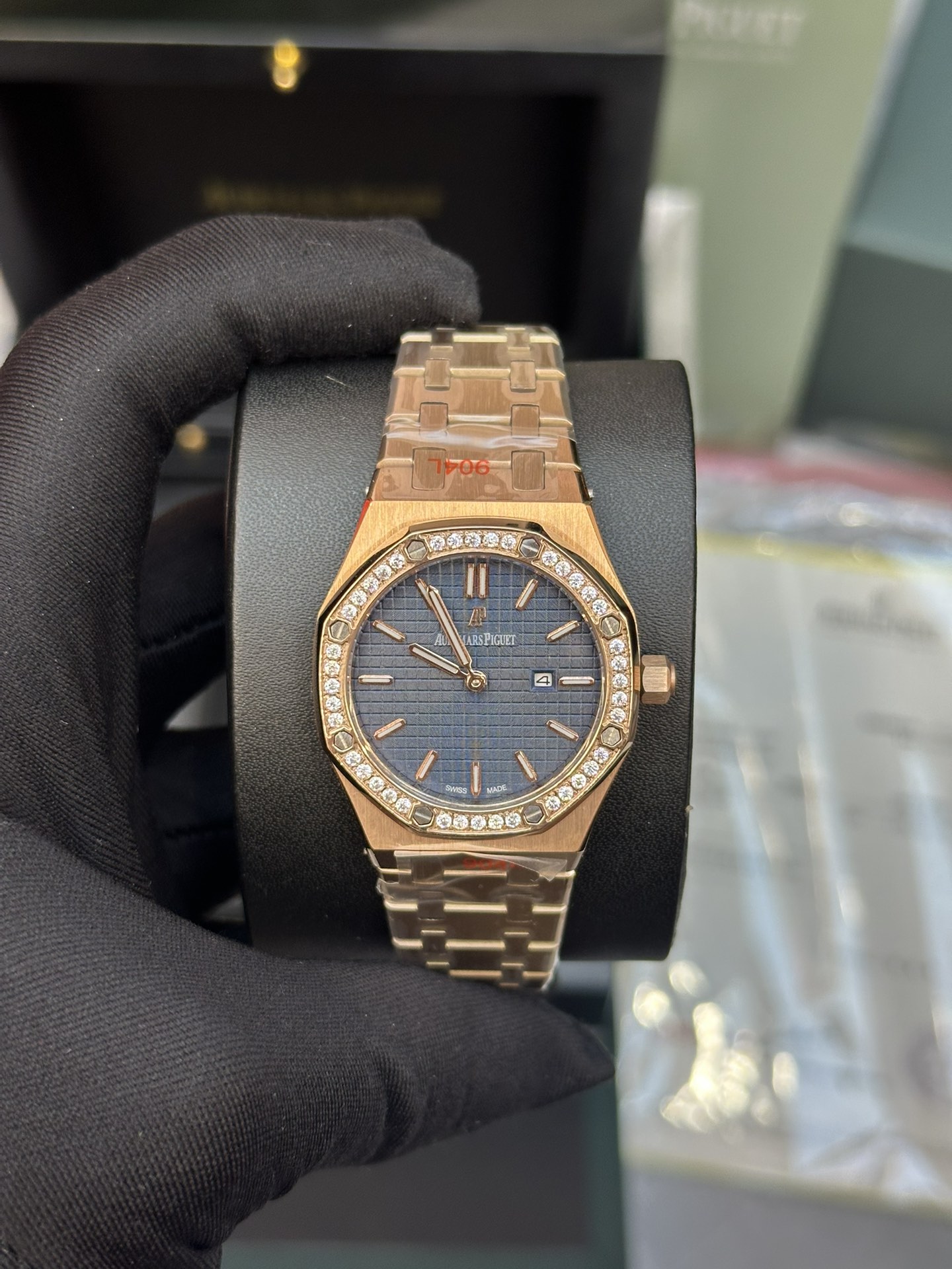 Luxury Watch: Royal Oak Model 67651OR with Swiss Stone Core, 33mm Diameter - 图片 1
