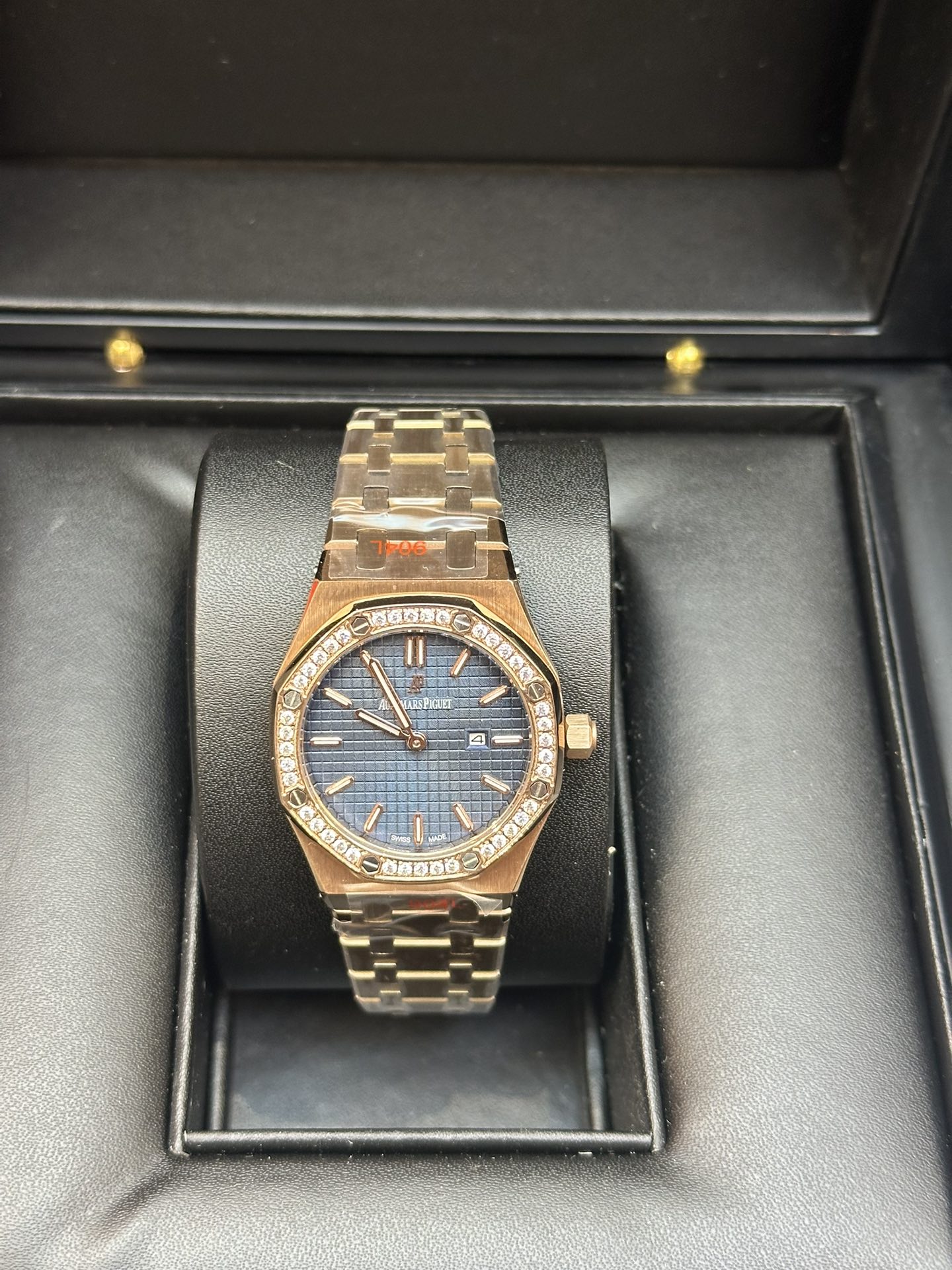 Luxury Watch: Royal Oak Model 67651OR with Swiss Stone Core, 33mm Diameter - 图片 6