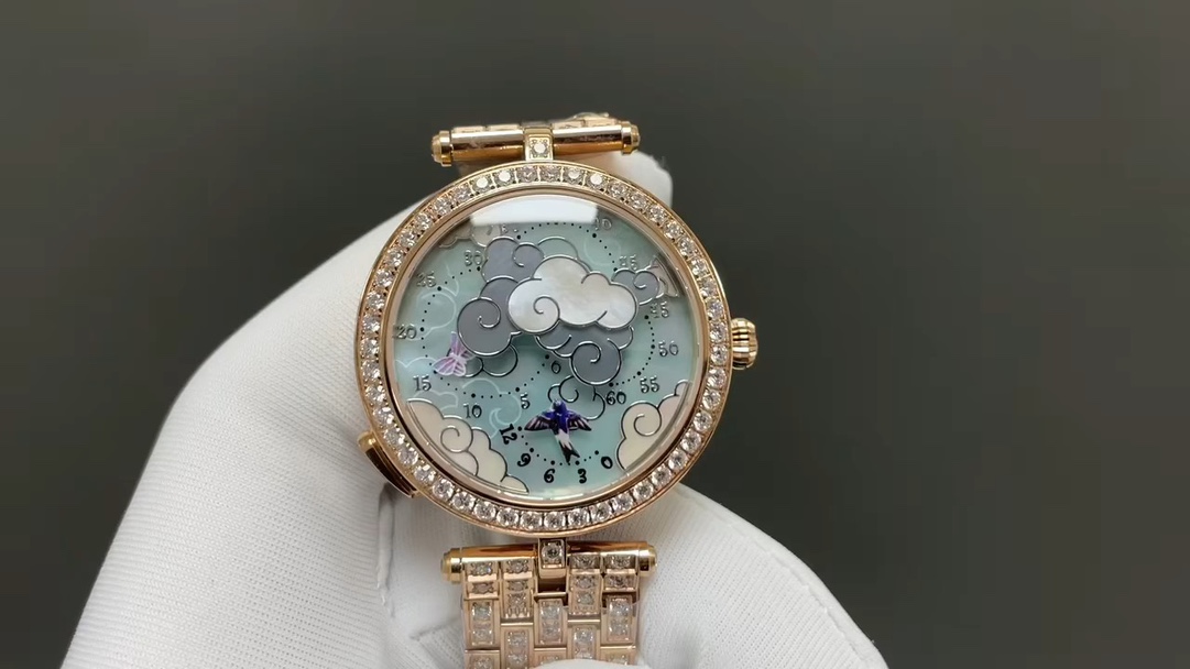 Van Cleef Lady Férie Wristwatch: Symbol of Joy and Hope