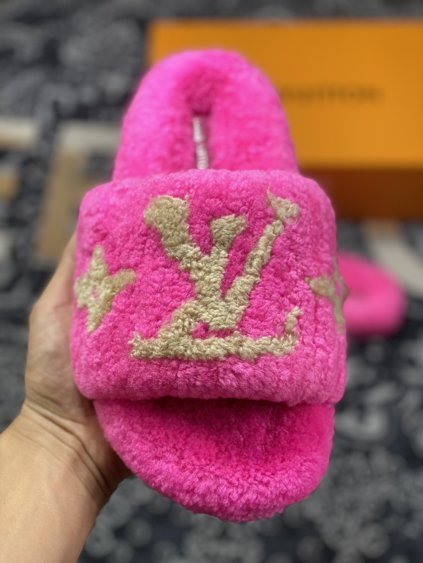 Louis Vuitton Bom Dia Sandal Bom Dia series plush ladies retro flat open toe winter non-slip slippers 