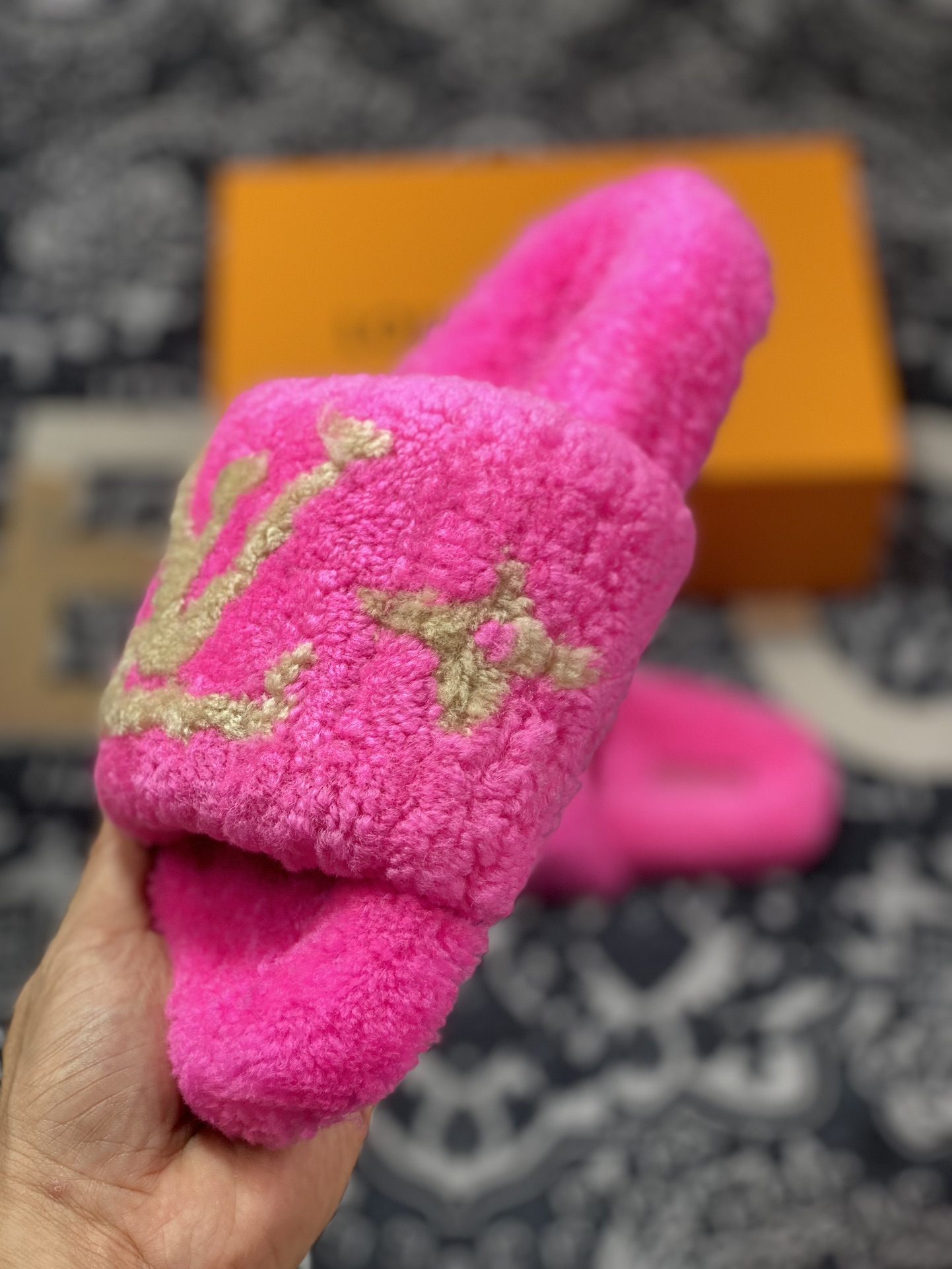Louis Vuitton Bom Dia Sandal Bom Dia series plush ladies retro flat open toe winter non-slip slippers 