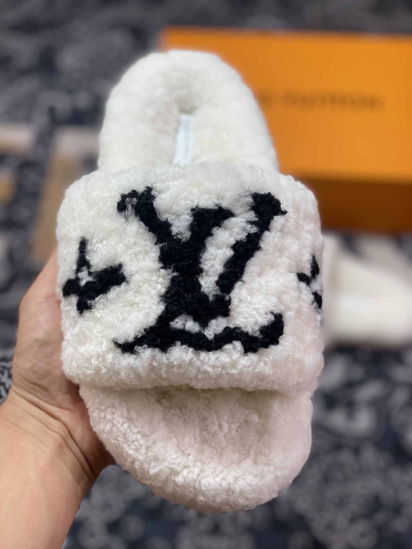 Louis Vuitton Bom Dia Sandal Bom Dia series plush women's slippers 
