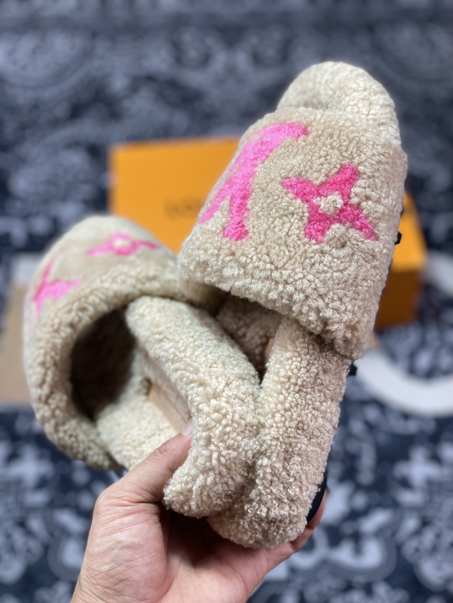 VLouis Vuitton Bom Dia Sandal Bom Dia series plush ladies retro flat open toe winter non-slip slippers 