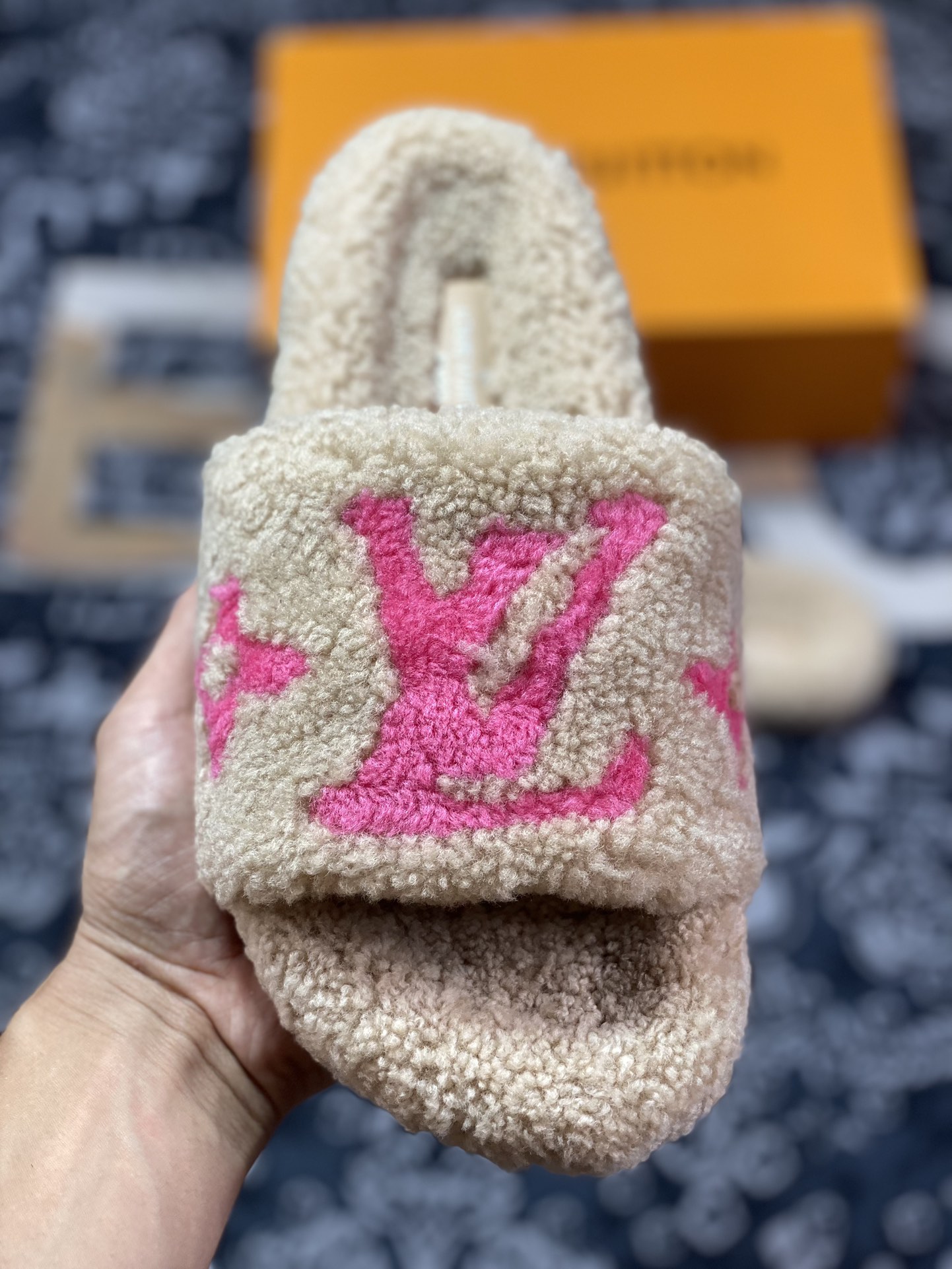 VLouis Vuitton Bom Dia Sandal Bom Dia series plush ladies retro flat open toe winter non-slip slippers 