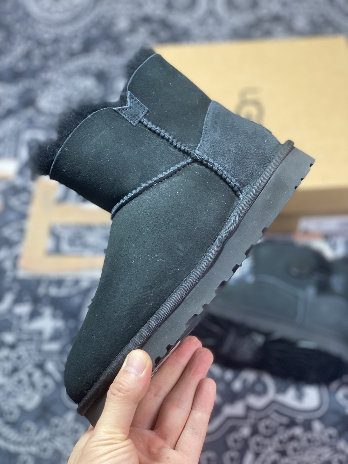 260 UGG W Mini Bailey Button II 迷你贝莉纽扣2.0系列经典短靴“全黑加绒”1016422-BLK-05