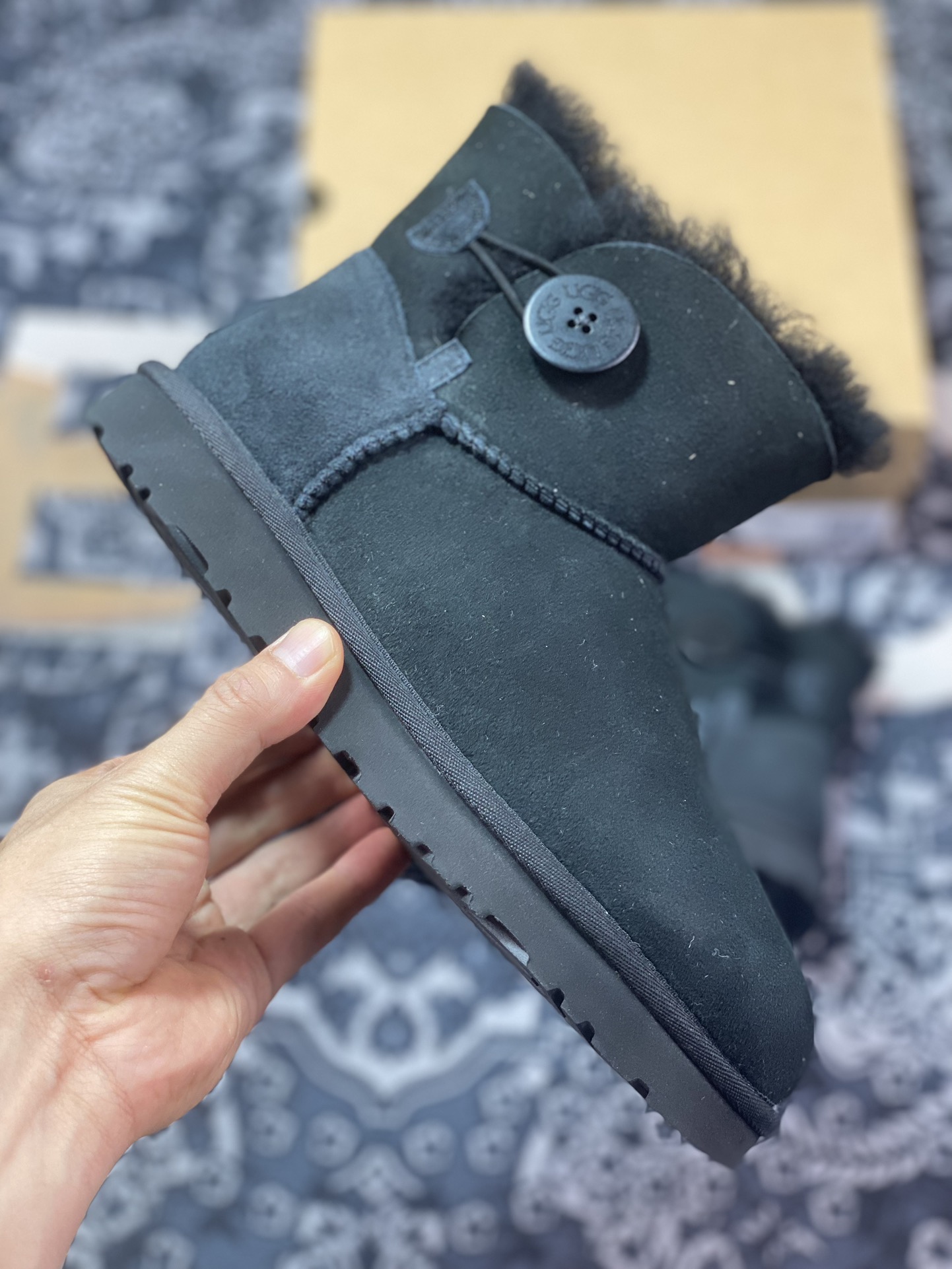 260 UGG W Mini Bailey Button II 迷你贝莉纽扣2.0系列经典短靴“全黑加绒”1016422-BLK-05