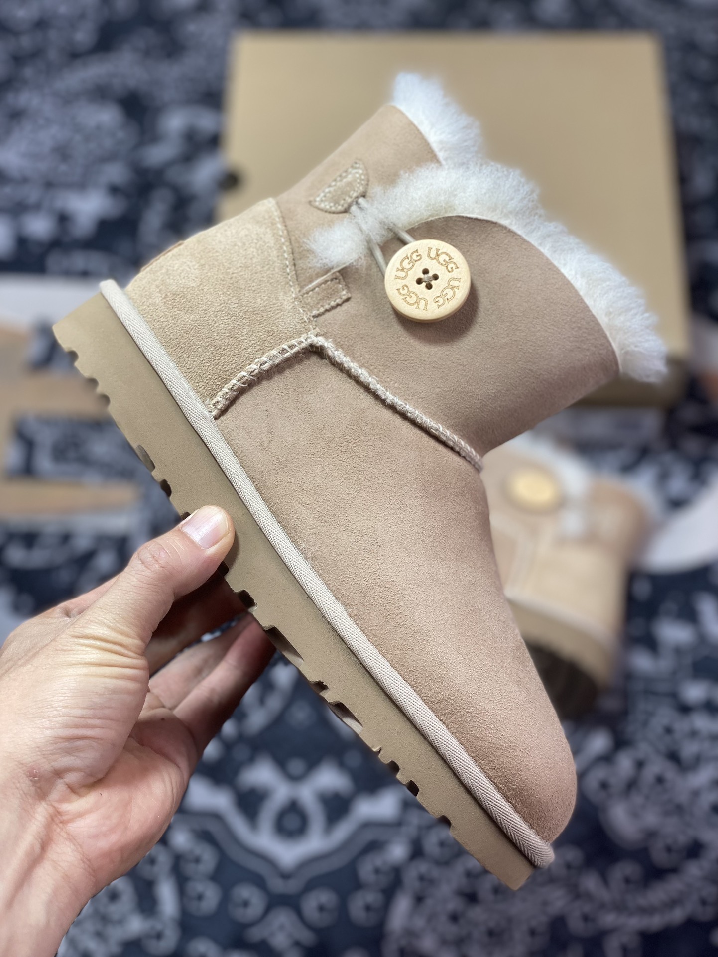 260  美国轻奢品牌UGG W Mini Bailey Button II 迷你贝莉纽扣百搭短靴“杏白加绒”