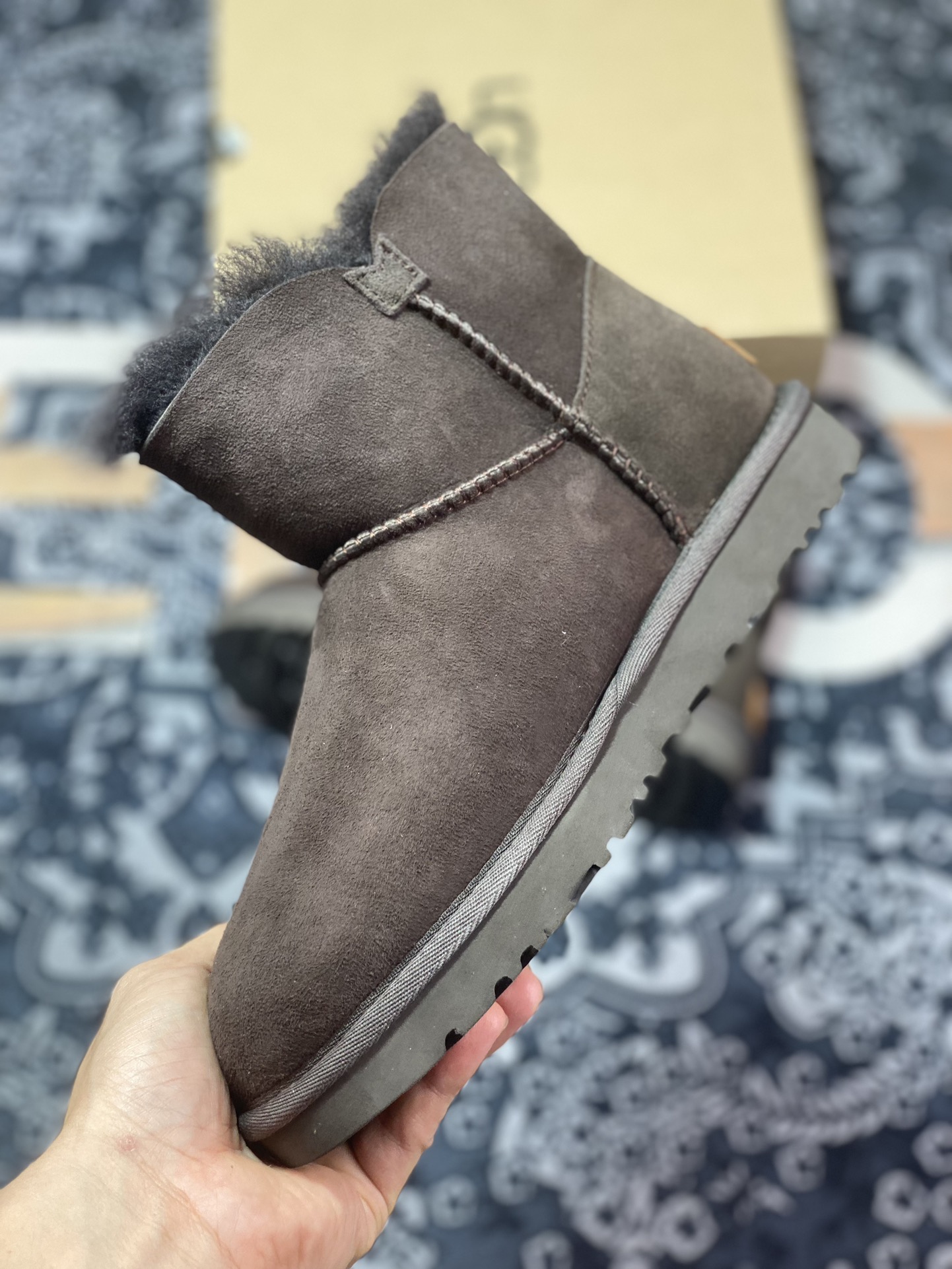 260  UGG W Mini Bailey Button II 迷你贝莉纽扣2.0系列经典短靴“巧克力棕加绒”