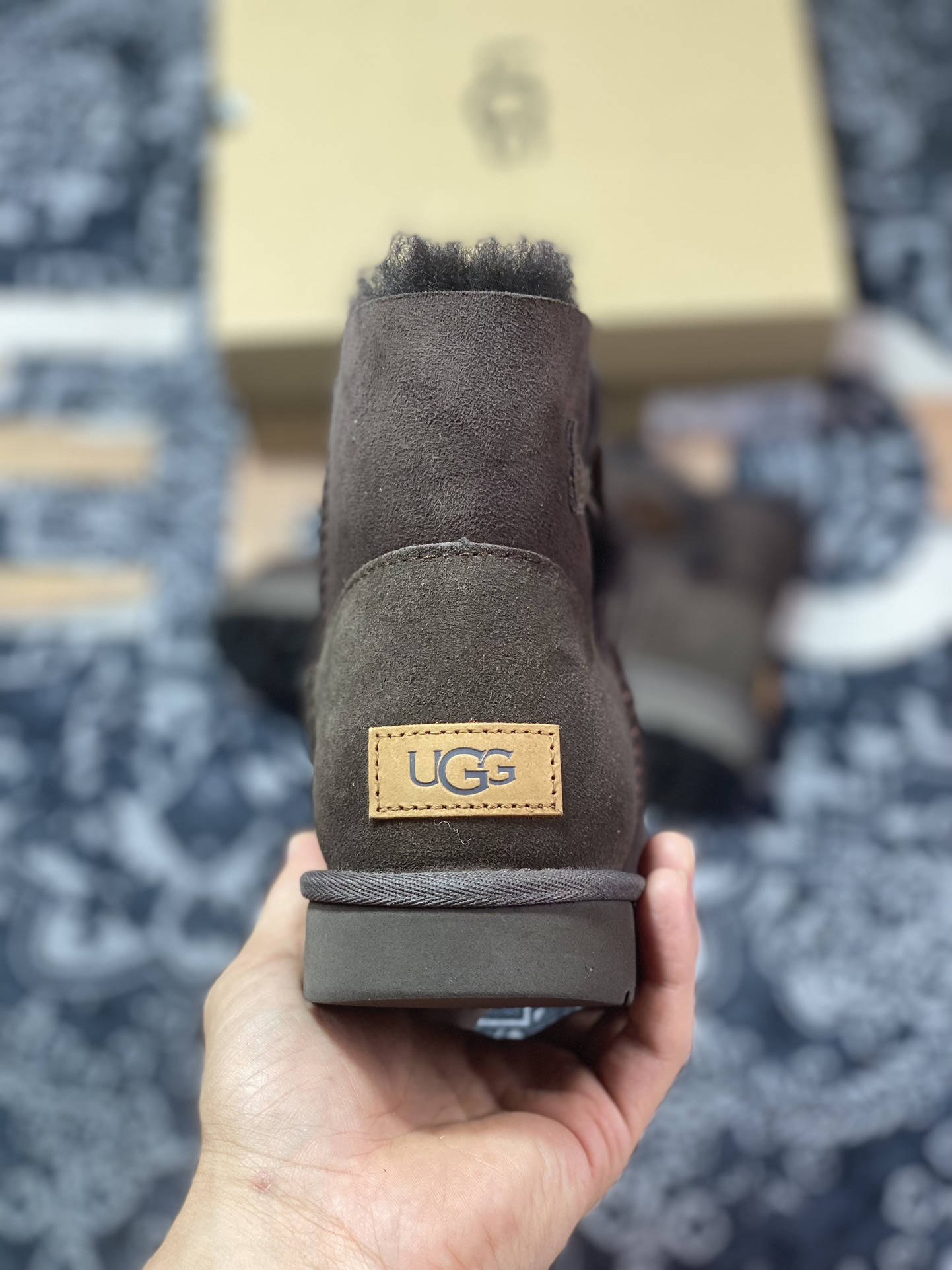 260  UGG W Mini Bailey Button II 迷你贝莉纽扣2.0系列经典短靴“巧克力棕加绒”