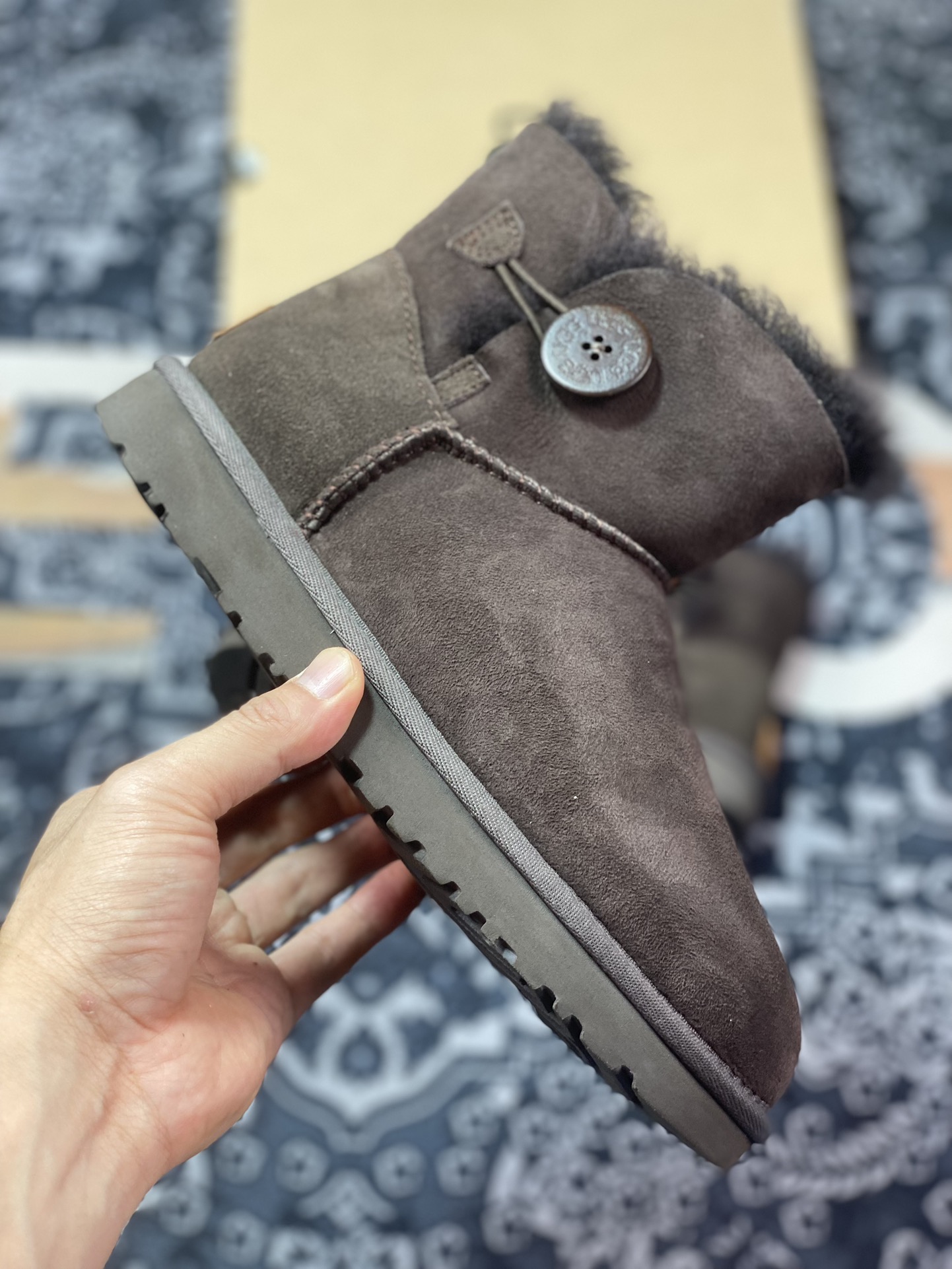 260  UGG W Mini Bailey Button II 迷你贝莉纽扣2.0系列经典短靴“巧克力棕加绒”