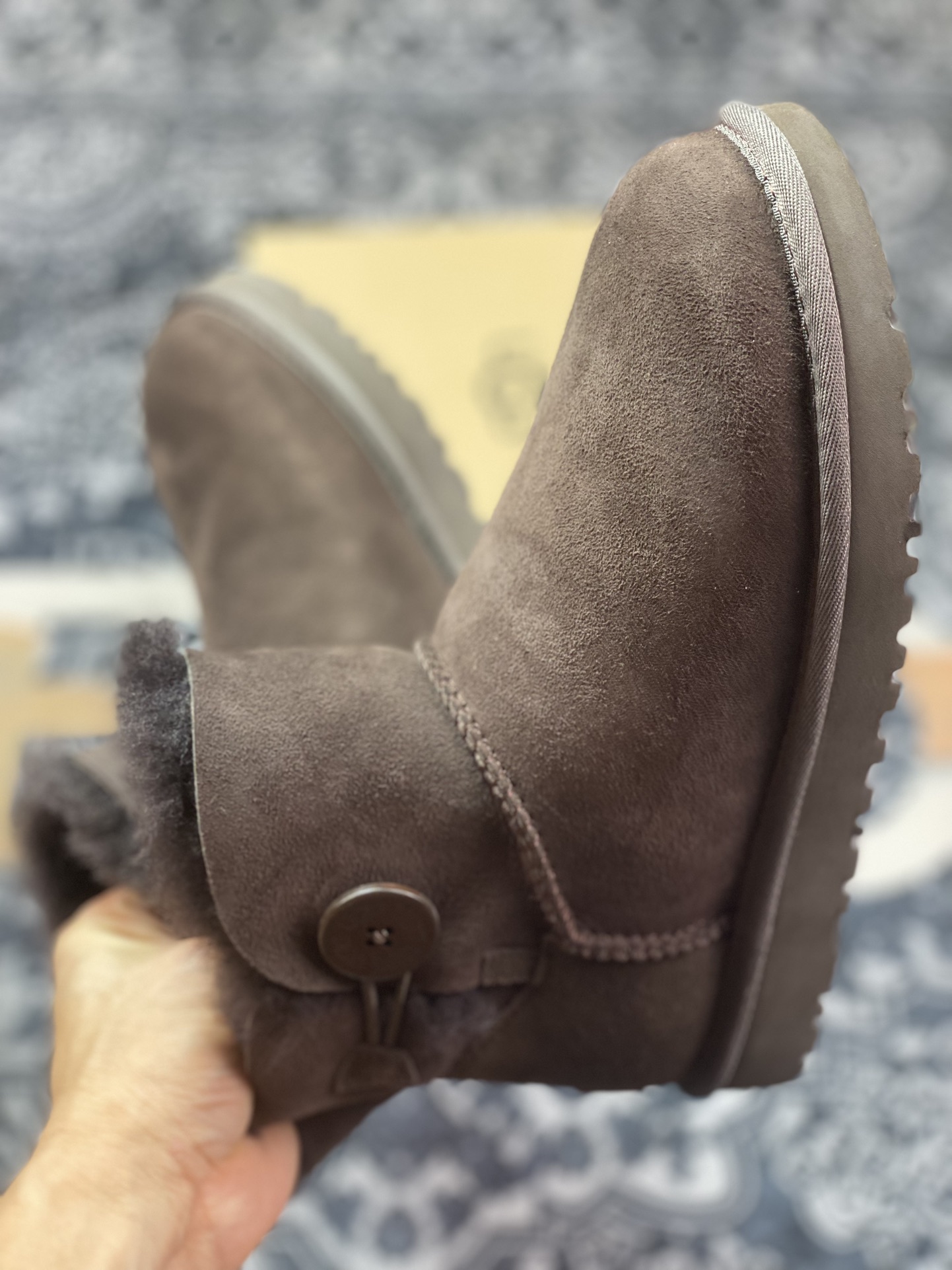 260  UGG W Mini Bailey Button II 迷你贝莉纽扣2.0系列经典短靴“巧克力棕加绒”