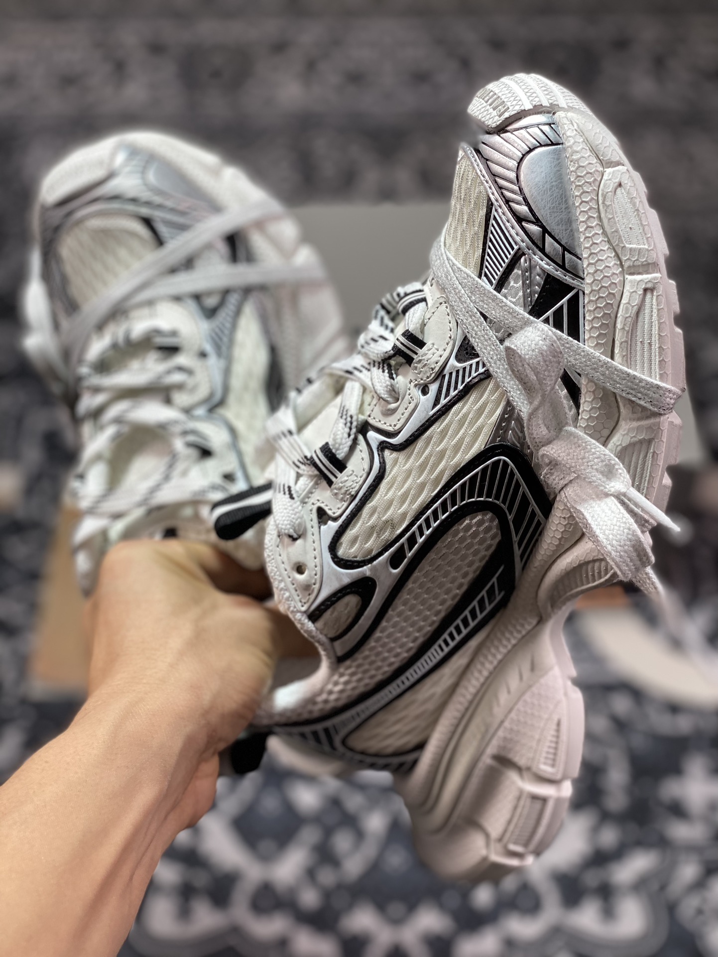 430 巴黎世家BALENCIAGA 3XL Sneakers 3+系列低帮慢跑鞋“网织白黑做旧”734731 W2XL6 0352