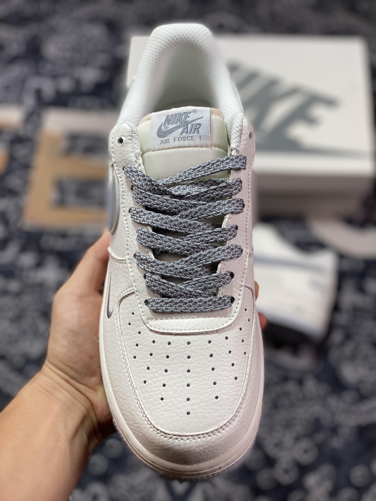 240  Stussy x Nike Air Force 1′07 Low"Beige/Grey"空军一号板鞋“米白烟灰斯图西刺绣小钩”AE1686-105