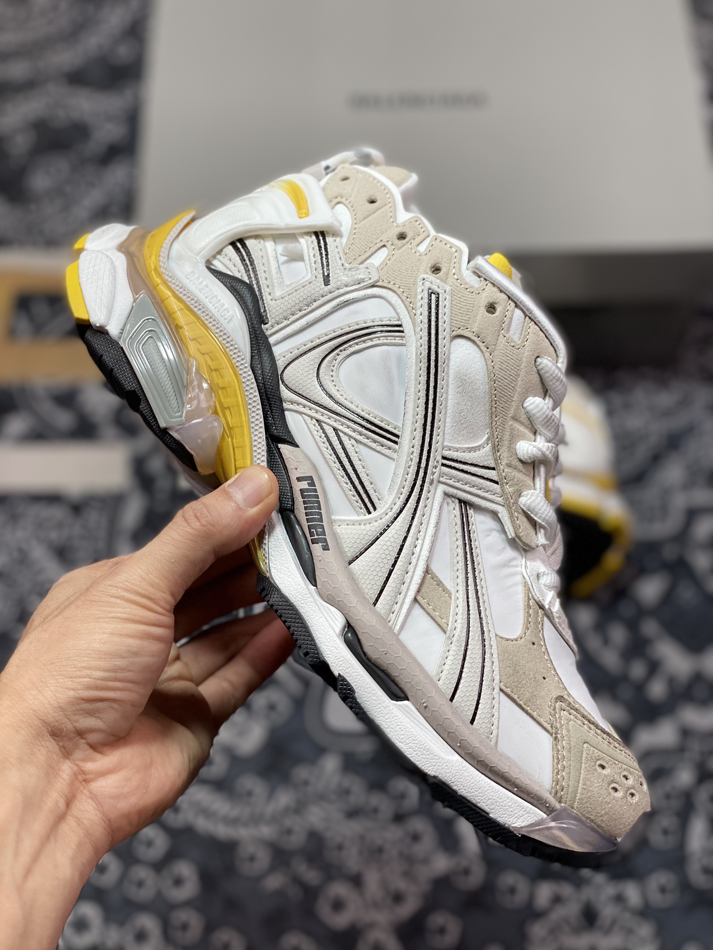 520 巴黎世家BALENCIAGA Runner Sneaker”White/Black/Khaki”2.0慢跑慢跑鞋“2.0解构破坏白黑卡其黄”