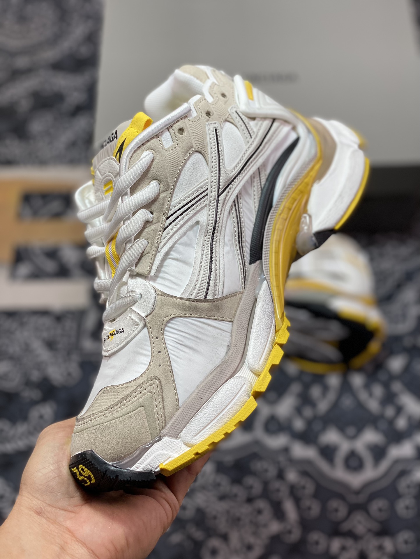 520 巴黎世家BALENCIAGA Runner Sneaker”White/Black/Khaki”2.0慢跑慢跑鞋“2.0解构破坏白黑卡其黄”