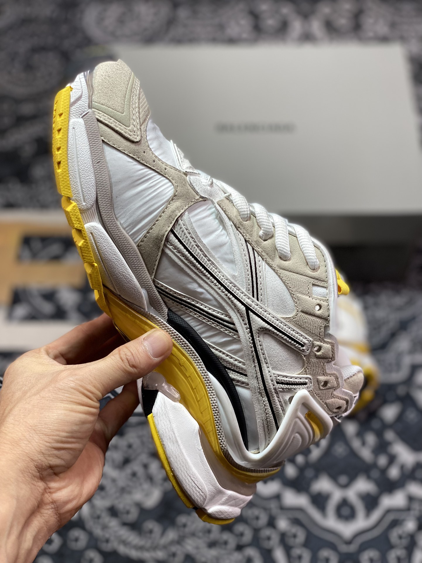 520 巴黎世家BALENCIAGA Runner Sneaker”White/Black/Khaki”2.0慢跑慢跑鞋“2.0解构破坏白黑卡其黄”