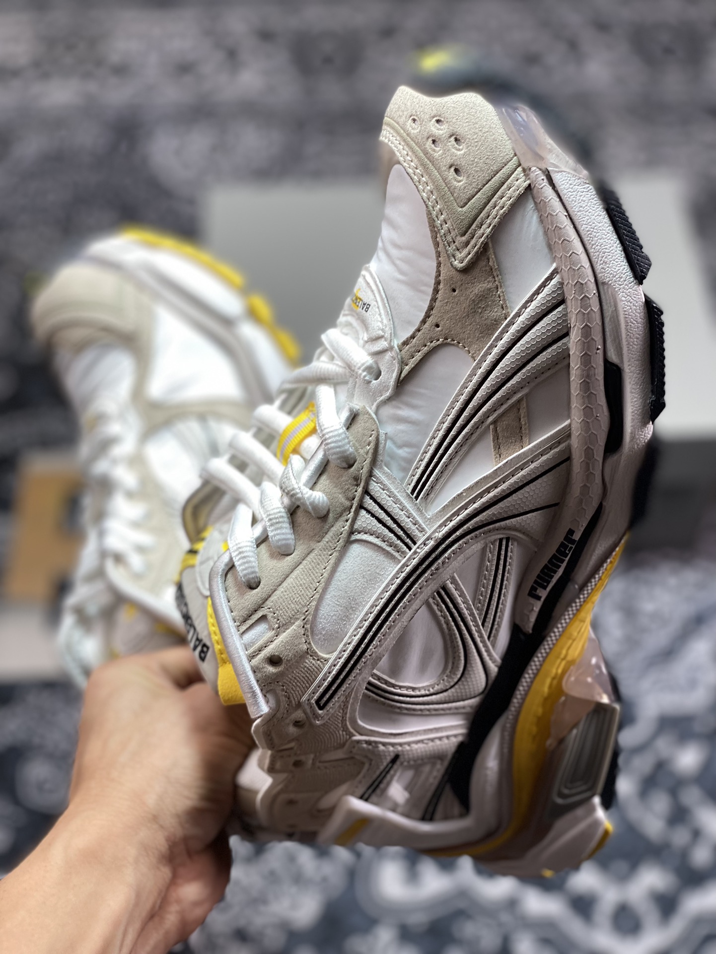 520 巴黎世家BALENCIAGA Runner Sneaker”White/Black/Khaki”2.0慢跑慢跑鞋“2.0解构破坏白黑卡其黄”