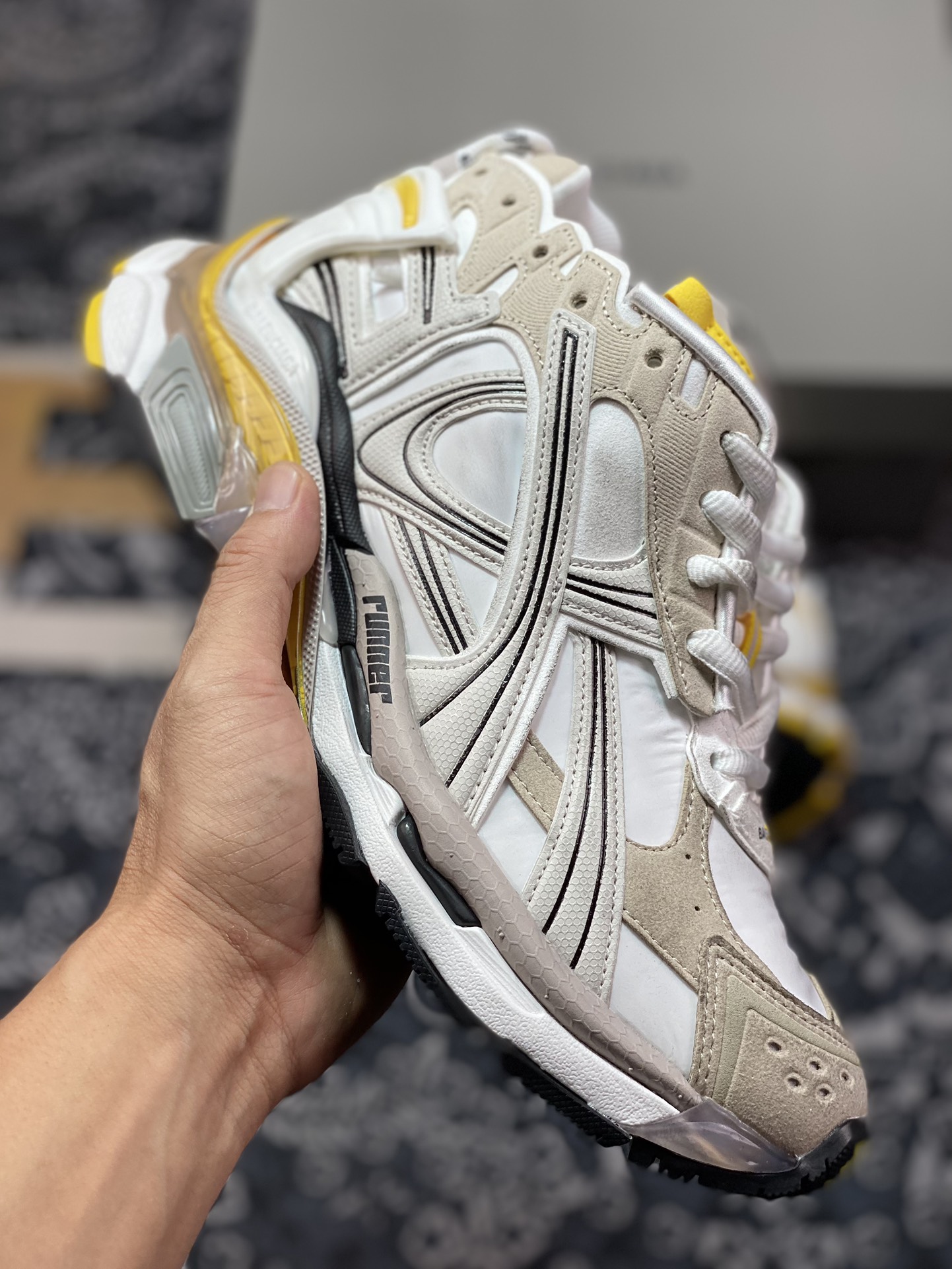 520 巴黎世家BALENCIAGA Runner Sneaker”White/Black/Khaki”2.0慢跑慢跑鞋“2.0解构破坏白黑卡其黄”