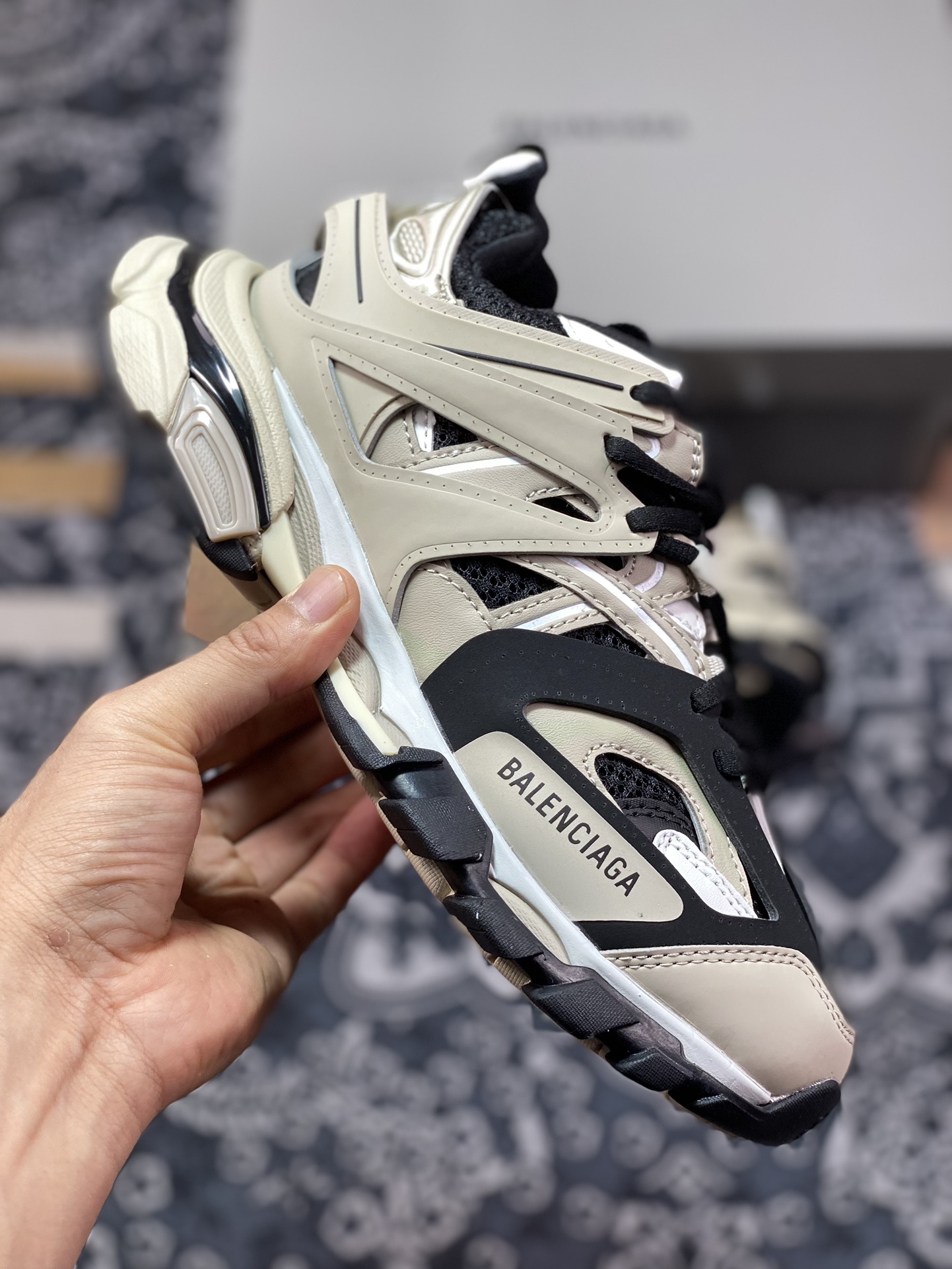 480 巴黎世家BALENCIAGA Track Trainers 3.0代复古慢跑鞋“沙漠黄米白黑”542436 W3AC4 8071