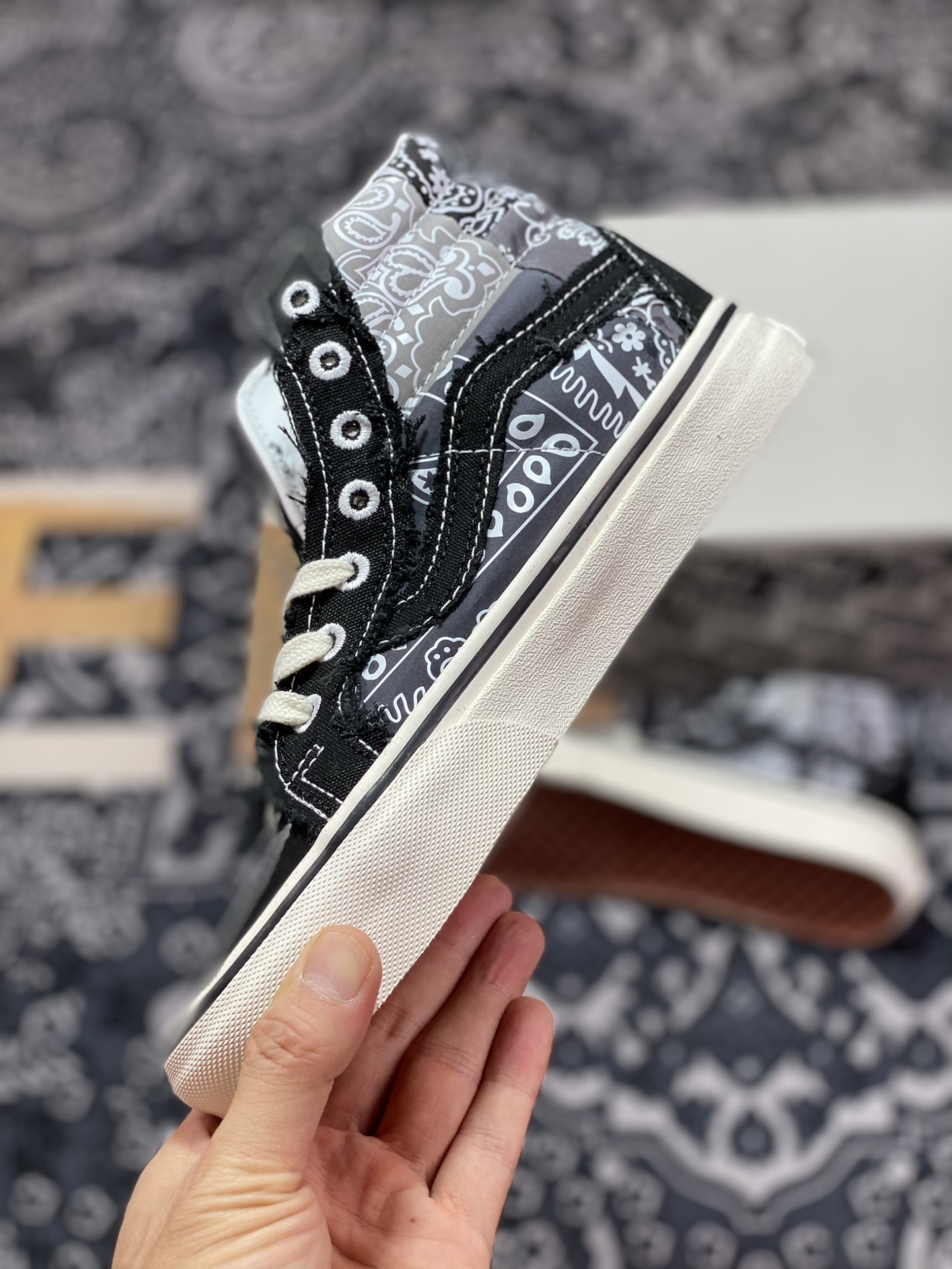 180  Vault by Vans x INVINCIBLE联名系列 Sk8-Hi 蜕变中 VN000CDDBP6