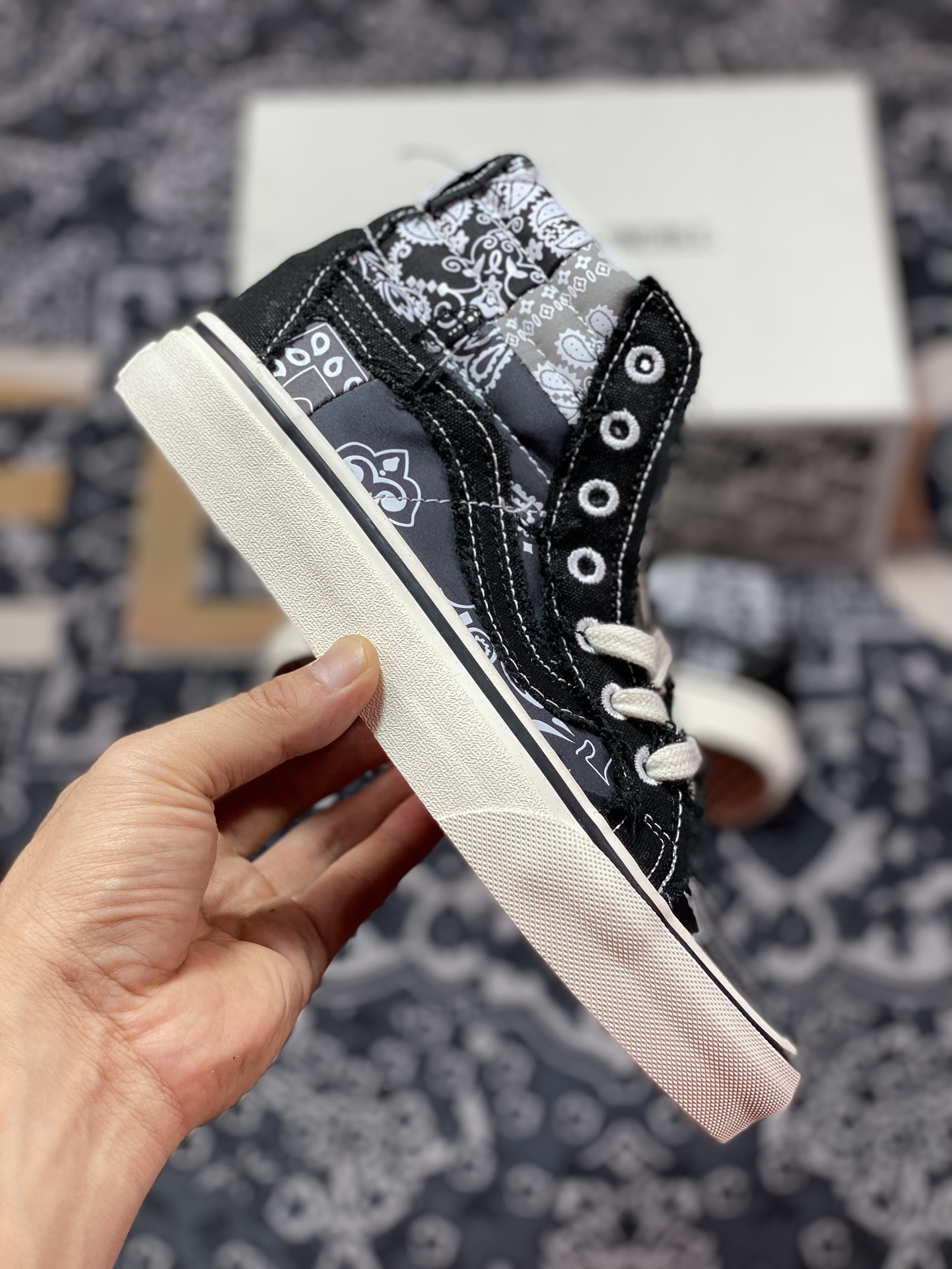 180  Vault by Vans x INVINCIBLE联名系列 Sk8-Hi 蜕变中 VN000CDDBP6