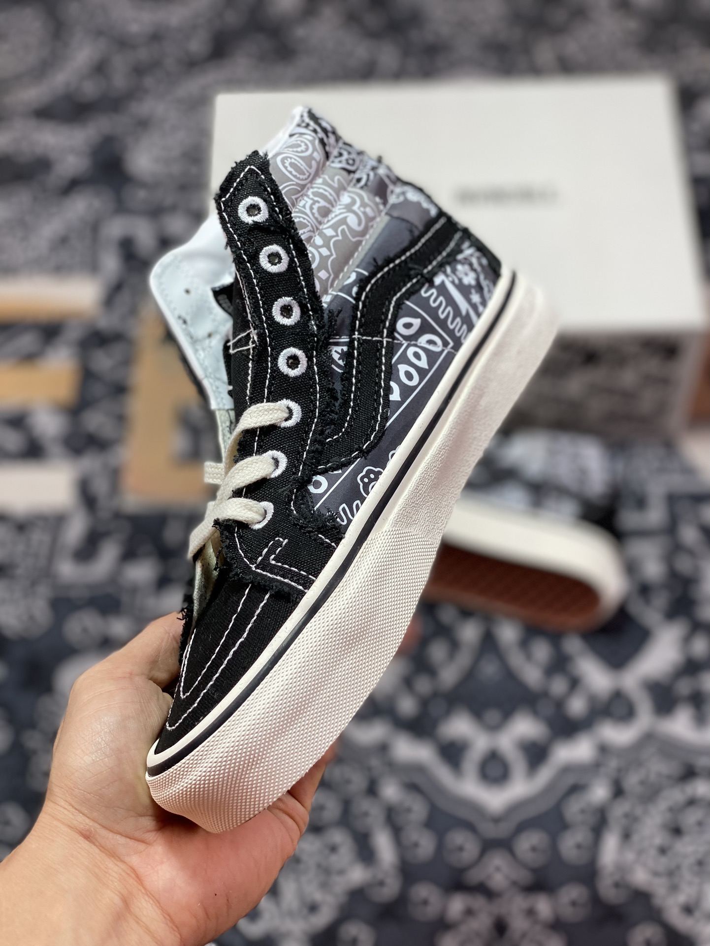 180  Vault by Vans x INVINCIBLE联名系列 Sk8-Hi 蜕变中 VN000CDDBP6