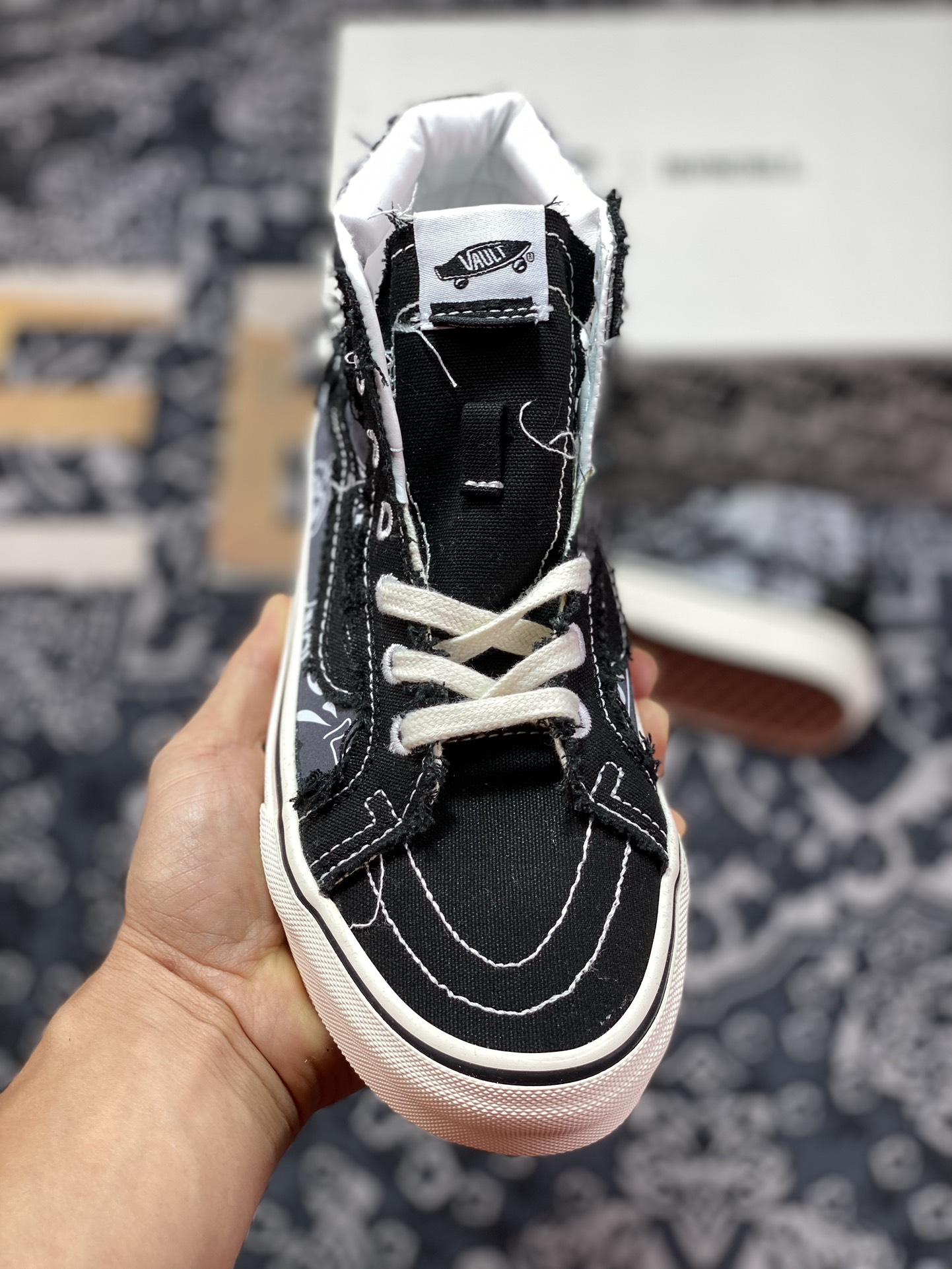 180  Vault by Vans x INVINCIBLE联名系列 Sk8-Hi 蜕变中 VN000CDDBP6