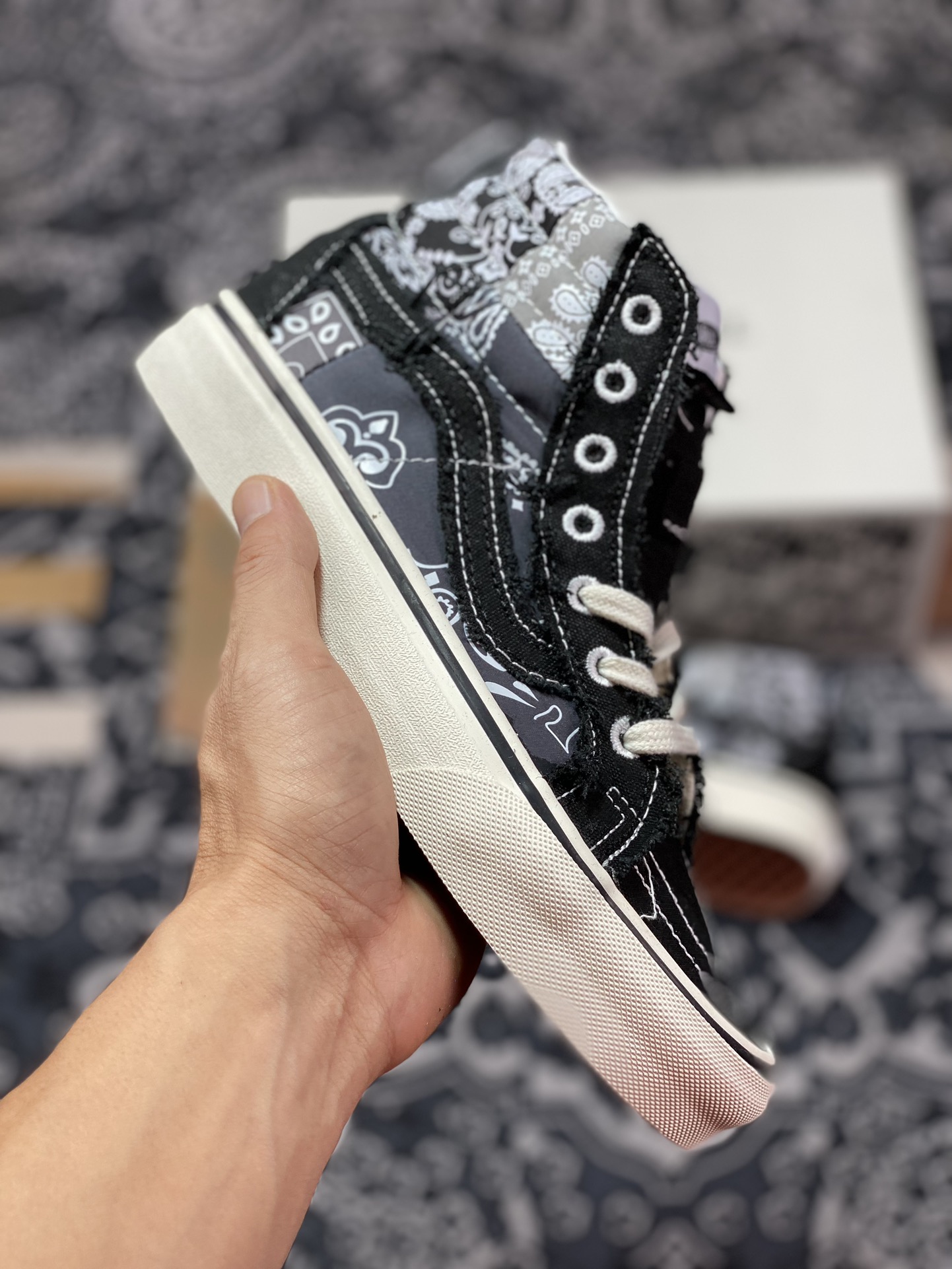 180  Vault by Vans x INVINCIBLE联名系列 Sk8-Hi 蜕变中 VN000CDDBP6