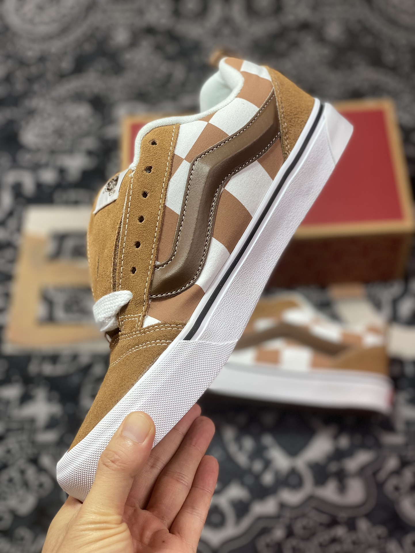 150  Vans Classics Knu Skool 面包鞋 VN000CRPBRO