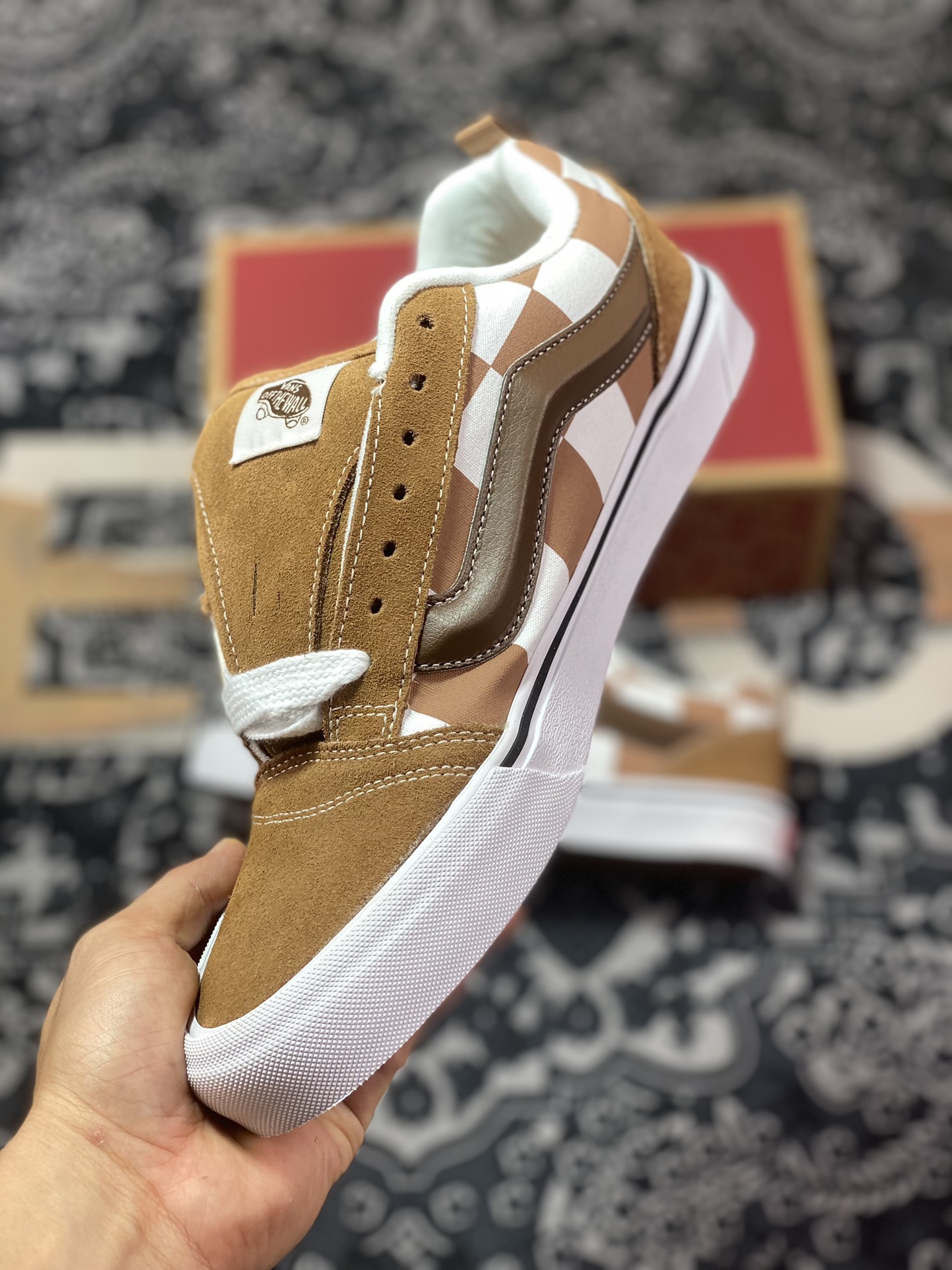 150  Vans Classics Knu Skool 面包鞋 VN000CRPBRO