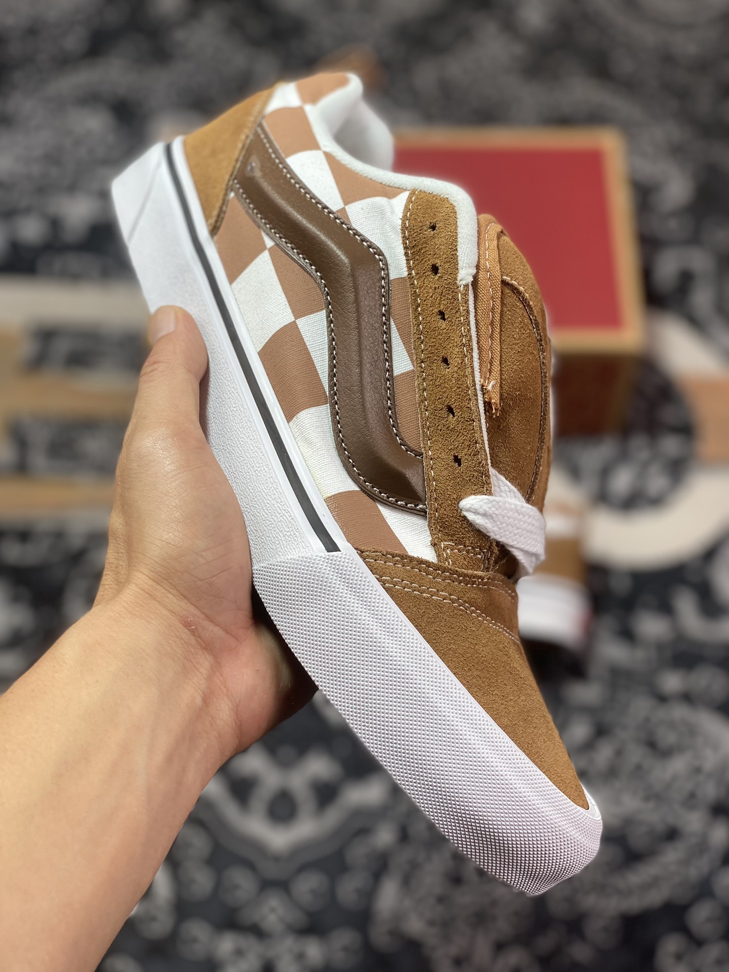 150  Vans Classics Knu Skool 面包鞋 VN000CRPBRO