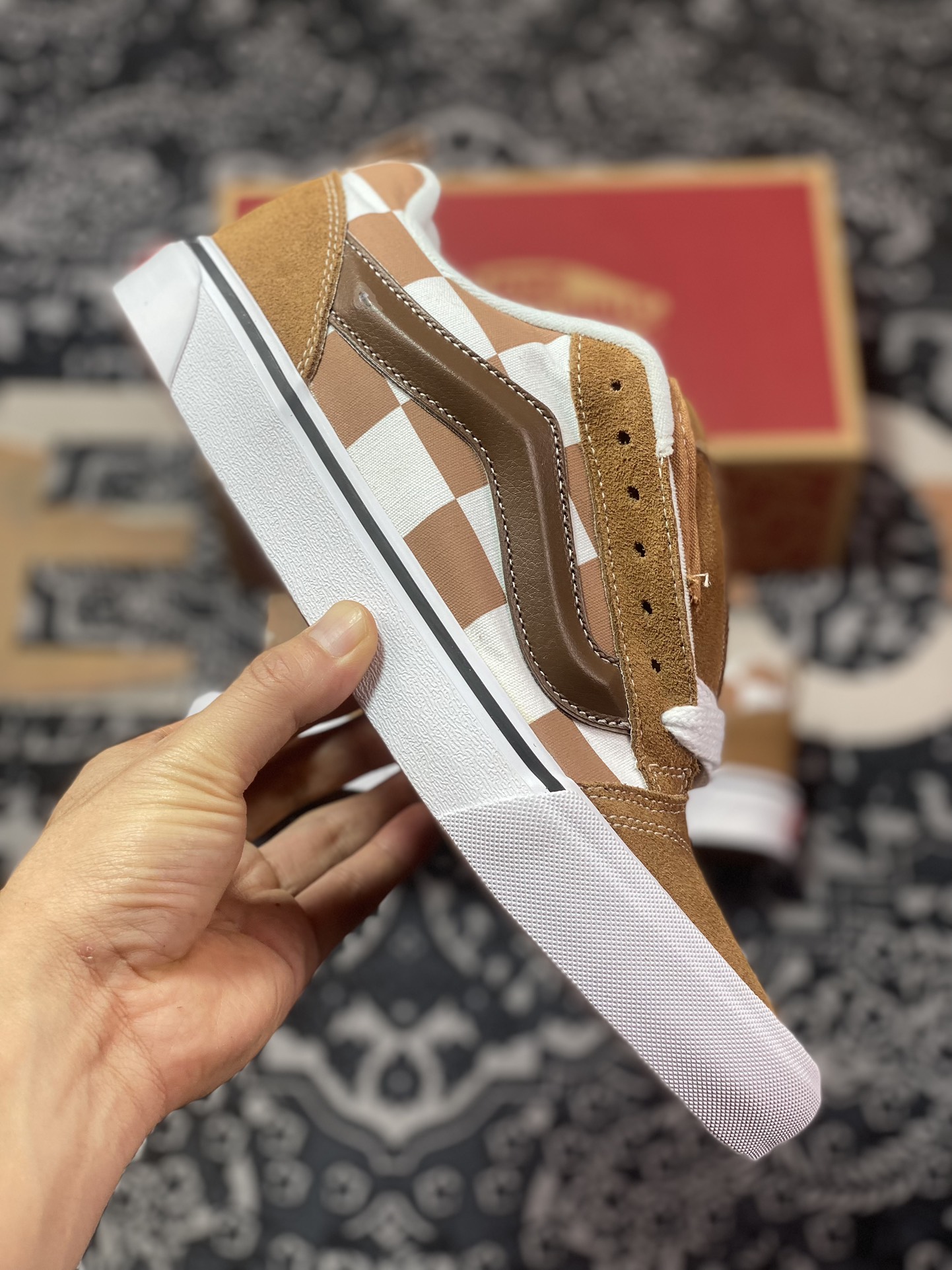 150  Vans Classics Knu Skool 面包鞋 VN000CRPBRO