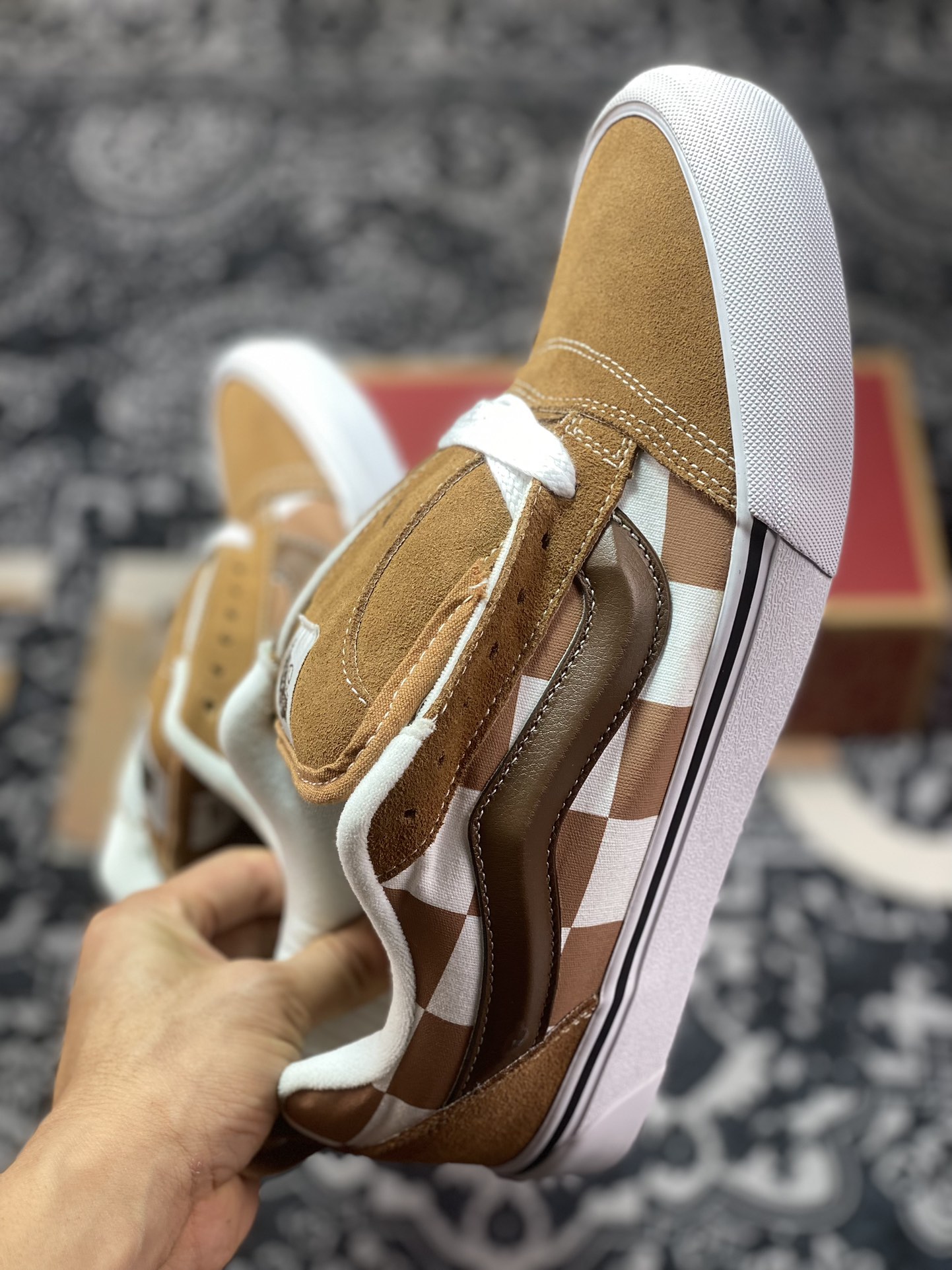 150  Vans Classics Knu Skool 面包鞋 VN000CRPBRO