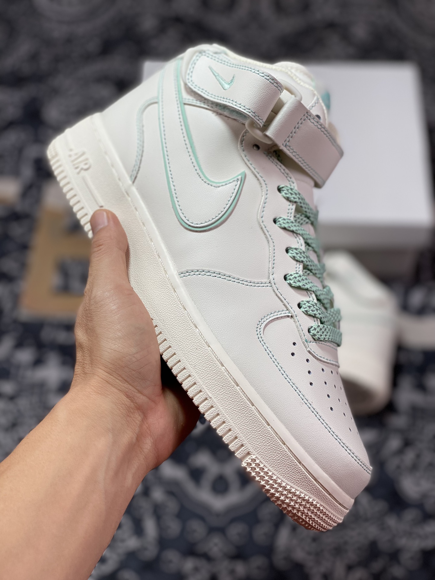 260  Air Force 1 ’07 Mid 兔八哥炫绿3M BY6899-695